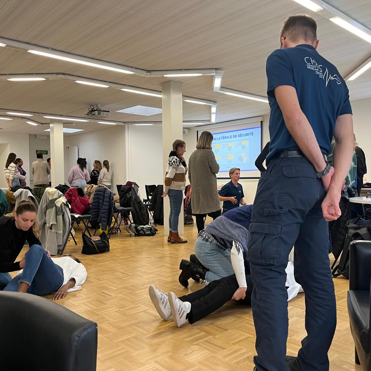 đ Nouvelle collaboration avec Nanou Solutions : Formation aux premiers secours PBLS đ
LâĂ©quipe de Chris Medical Services est ravie dâaccompagner les collaborateurs et collaboratrices de Nanou Solutions dans la maĂźtrise des gestes de premiers secours. Une formation personnalisĂ©e, incluant un module spĂ©cifique sur les premiers secours pĂ©diatriques, adaptĂ©e aux besoins particuliers de leur secteur dâactivitĂ©. đ¶
Ensemble, nous renforçons la sĂ©curitĂ© et favorisons la crĂ©ation dâun environnement plus sĂ»r. đ€
PrĂ©parez vos Ă©quipes Ă rĂ©agir avec efficacitĂ© en cas dâurgence. đȘ
ïżœïżœ#PremiersSecours #BLS #SecoursPĂ©diatrique #SĂ©curitĂ© #Formation #Collaboration #formationpremiersecours #chrismedicalservices