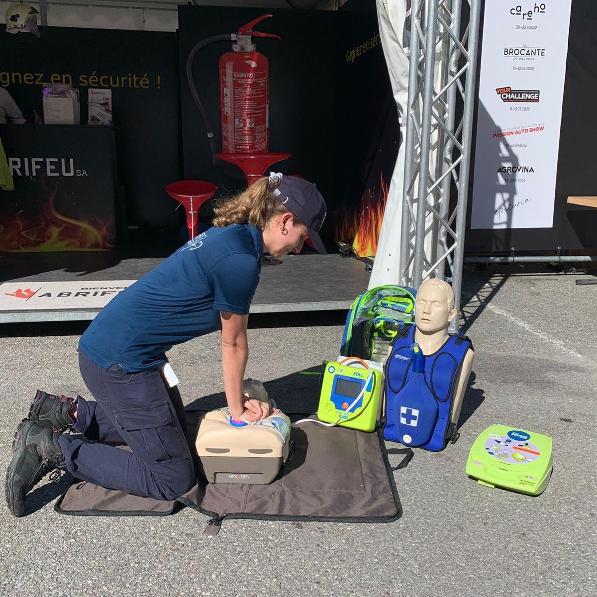 🩺🌟 Formations en premiers secours : Soyez prêts à intervenir efficacement en cas d'urgence ! 🌟🩺
Chez Chris Medical Services, nous savons qu'une intervention rapide et efficace en cas d'urgence peut faire toute la différence.
C'est pourquoi nous proposons des formations en premiers secours certifiantes et adaptées à vos besoins spécifiques.
🔹 BLS-AED SRC : Apprenez à intervenir lors d’un arrêt cardiorespiratoire avec notre formation en réanimation (BLS) et défibrillation automatisée (AED).
🔹 PBLS (Pediatric Basic Life Support) : Maitrisez les gestes essentiels pour intervenir en toute sécurité en cas d'urgence pédiatrique.
🔹 IAS / IVR : Développez des compétences essentielles pour intervenir dans des situations d’urgence avec la certification secouriste IAS, avec des modules adaptés à votre secteur d'activité.
🔹 SGS : Maîtrisez les gestes essentiels pour intervenir en toute sécurité en cas d'accident de la route.
🔹 TOP10 & TOP5 : Apprenez à réagir face aux urgences médicales les plus courantes en milieu professionnel, en conformité avec les directives du SECO en matière de premiers secours.
🔹 Modules sur mesure : Des formations spécifiquement adaptées à votre activité pour répondre à des besoins particuliers.
✅ Formez votre équipe pour intervenir rapidement et efficacement en cas d'urgence.
📞Contactez-nous dès aujourd'hui pour en savoir plus sur nos formations et planifiez une session. Ensemble, agissons pour la sécurité et la santé de vos collaborateurs !
https://chris-medical-services.ch/
info@chris-medical-services.ch
021 217 92 79
#PremiersSecours #Formation #Secourisme #BLS #SauvonsDesVies #Santé #Sécurité #EntrepriseResponsable #Urgences #Protection #FormationProfessionnelle #Prévention