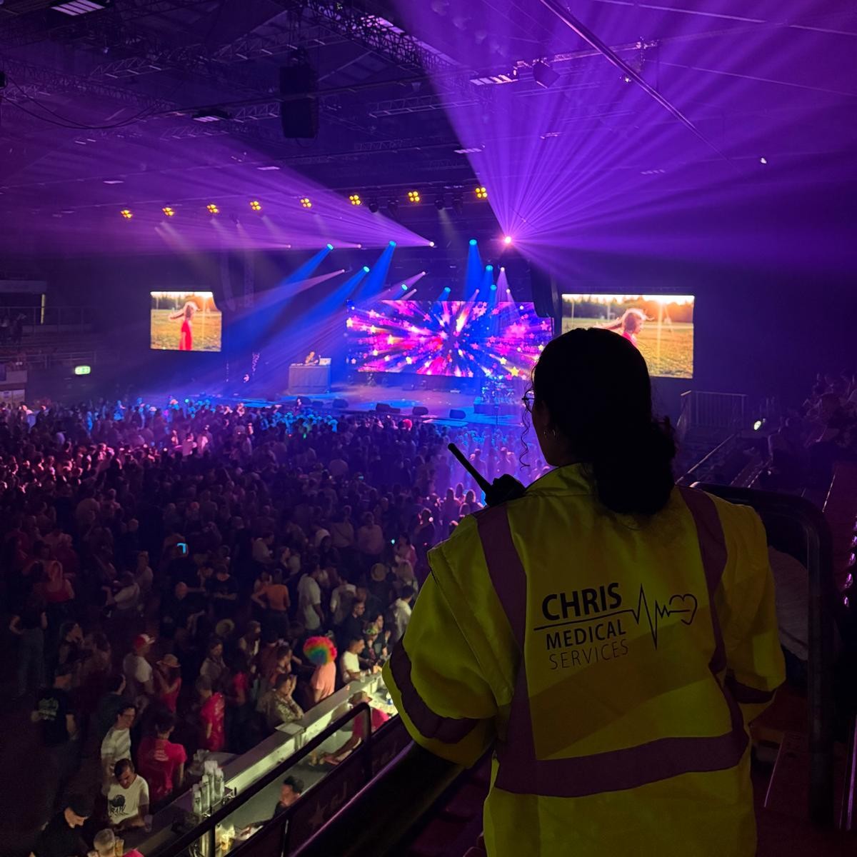 🎉 Chris Medical Services à Neuchâtel ! 🎉
Notre équipe a assuré le dispositif médico-sanitaire lors de La Night, à la Patinoire du Littoral.
❤️ Cet événement caritatif majeur réunit chaque année des artistes et des bénévoles engagés autour de projets solidaires.
📍Pour cette première mission dans le canton, nous sommes fiers d’avoir assuré la sécurité des participants durant l’ensemble des soirées de l’événement.
🙏 Un grand merci aux organisateurs pour leur confiance,
👏 et bravo à nos équipes pour leur professionnalisme et leur engagement sans faille.
#LaNightNeuchâtel #Neuchâtel #ÉvénementCaritatif #firstaid #secouriste #secourisme #premierssecours #postedesecours #SécuritéSanitaire #UrgenceÉvénementielle #DispositifMédical #chrismedicalservices #SécuritéSanitaire #Événementiel #Sécurité