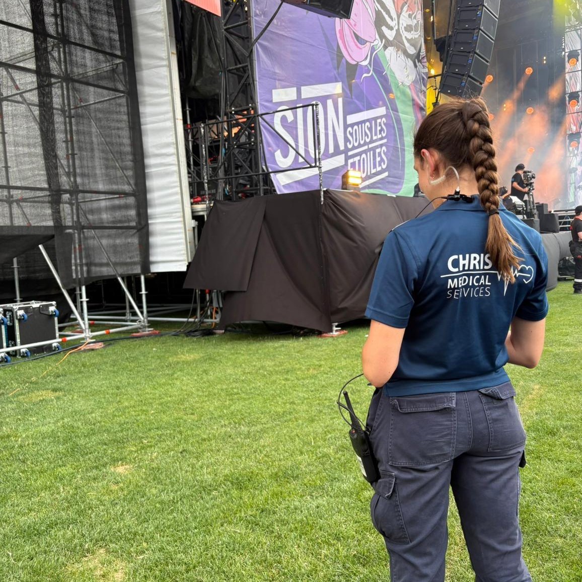 🌟 Une semaine d’exception sous les étoiles de Sion !
Cette année encore, Chris Medical Services s’est mobilisé pour assurer le dispositif médico-sanitaire du festival Sion sous les étoiles.
Une semaine intense, rythmée par les concerts, les foules, les sourires… et une énergie vibrante.
Plus qu’une mission médicale, cette expérience a été rendue inoubliable grâce à une synergie d’équipe exceptionnelle et une collaboration précieuse avec le GRIMM VS et ses médecins. 💙
🙏 Un immense merci aux organisateurs, aux partenaires, et à chaque membre de notre équipe pour leur engagement, leur réactivité, et leur bonne humeur tout au long du festival.
#SionSousLesÉtoiles #premierssecours #firstaid #postesanitaire #Festival #SécuritéSanitaire #Partenariat #Engagement #SantéÉvénementielle #grimm_vs #ChrisMedicalServices