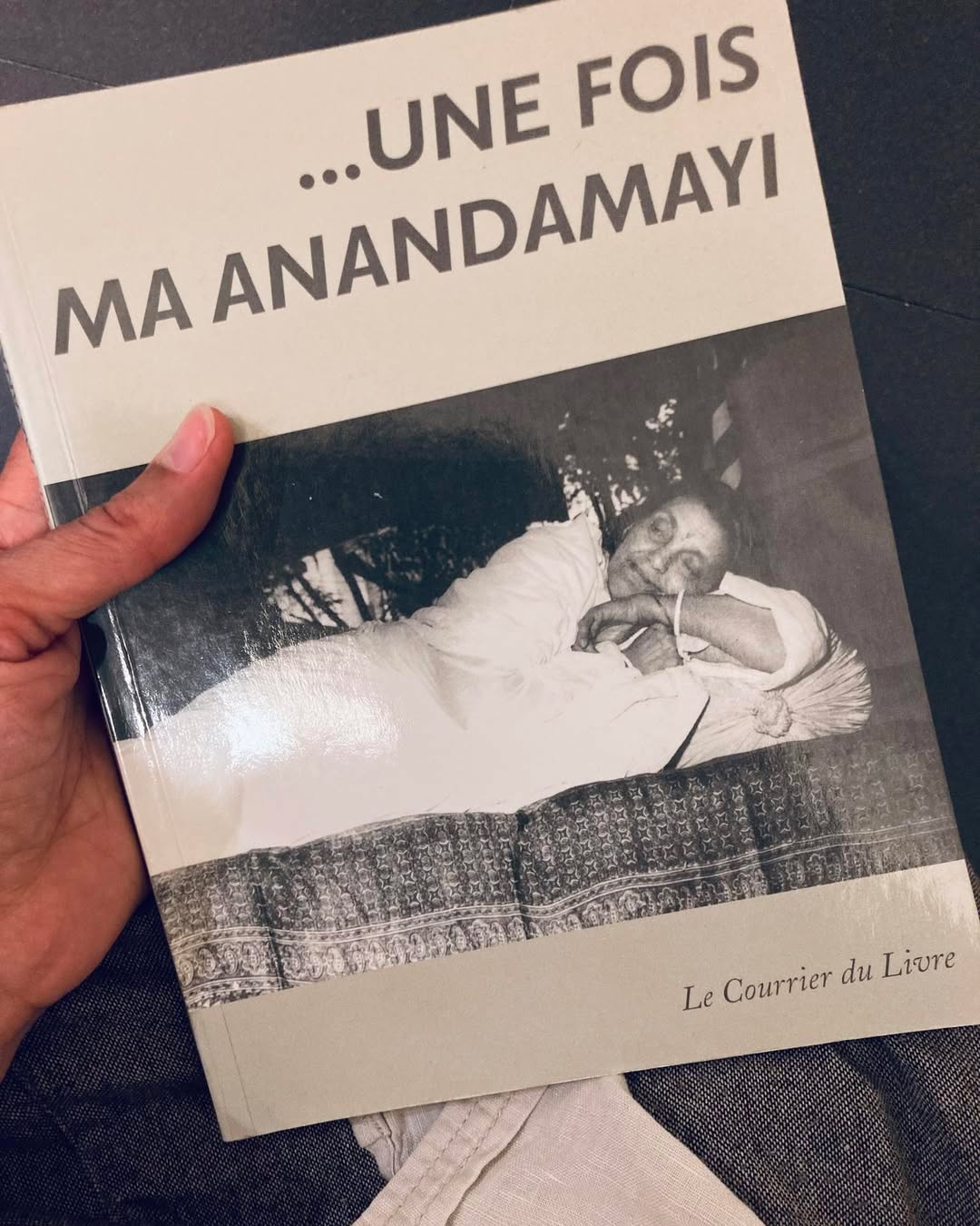 🙏La fin d'un accompagnement est toujours un moment de recueillement. J'ai été profondément touchée par le geste de la famille d'une dame que j'ai accompagnée jusqu'à peu de temps avant son dernier souffle : elles ont tenu à me confier un ouvrage qui lui appartenait.
Ce livre sur Ma Anandamayi est pour moi un symbole fort. Il lie mon parcours personnel et ma quête de sagesse à ma mission de présence auprès des seniors. Je crois profondément que rien n'arrive par hasard dans les rencontres que nous faisons au soir d'une vie.
Accompagner la perte d'autonomie et la fin de vie demande plus que de la technique : cela demande une qualité d'être et une discrétion absolue.
————————————
Tiphaine, votre dame dame de compagnie, auxiliaire de vie, et accompagnante en fin de vie au service des seniors en perte d’autonomie.
*Par souci de discrétion envers les familles qui me font confiance, les noms ont été modifiés mais les récits reflètent des faits vécus.
#procheaidant #aidantfamilial #AideAuxSeniors #grandsparents #mamie #PersonnesAgées #maintienadomicile #nyon #aideadomicile #seniorcare #Alzheimer #Démence #Accompagnement #AideÀDomicile #Parkinson