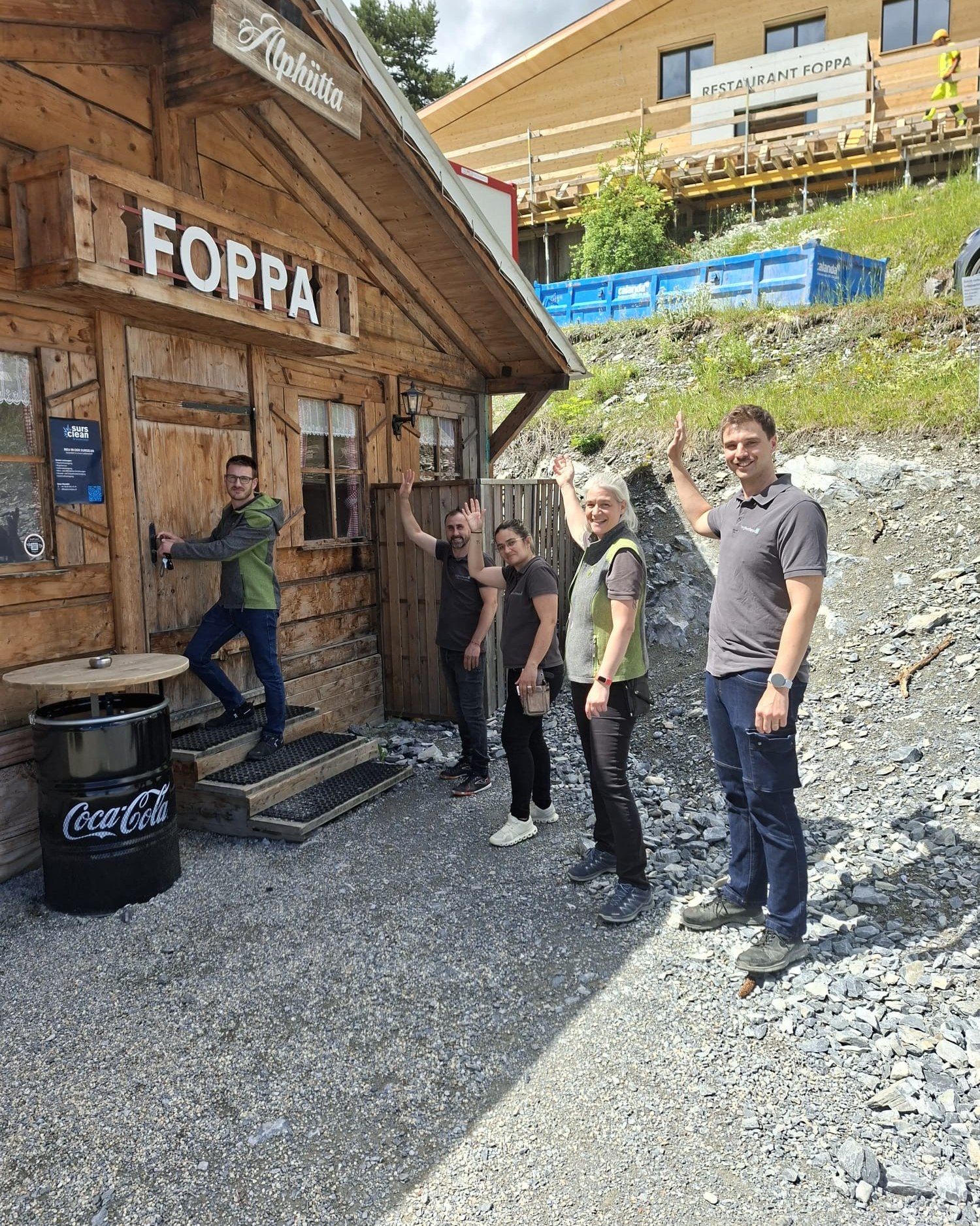 Heute verabschieden wir uns von unserem Provisorium, der Alphütte Foppa. Die vergangenen Monate und Jahre waren intensiv, ereignisreich und voller Herausforderungen. Umso dankbarer sind wir für all die Menschen, die diesen Weg gemeinsam mit uns gegangen sind. Eure Unterstützung, eure Treue, eure aufmunternden Worte und eure Besuche haben uns immer wieder motiviert und gezeigt, was für eine besondere Gemeinschaft hinter der Foppa steht. ❤️ Gerade deshalb blicken wir heute mit grosser Freude und Zuversicht nach vorne. Die Zeit in der Alphütte war ein wichtiger Teil unserer Geschichte – und nun freuen wir uns auf das nächste Kapitel. Von Herzen danken wir allen Gästen, Freunden, Einheimischen, Feriengästen und unserem gesamten Team, die uns auf diesem Weg begleitet haben. Ohne euch wäre vieles nicht möglich gewesen. Der Abschied von der Alphütte fällt uns leicht, denn die Vorfreude auf das neue Bergrestaurant Foppa ist riesig. Wir freuen uns auf alles, was kommt – und vor allem darauf, euch bald wieder bei uns begrüssen zu dürfen. Bis ganz bald im Bergrestaurant Foppa. Ab 11.7.2026 sind wir wieder täglich für euch da.😍 #Berghausfoppa #DankeVonHerzen #NeuesKapitel #Vorfreude #BergrestaurantFoppa #flimslaaxfalera #Graubünden