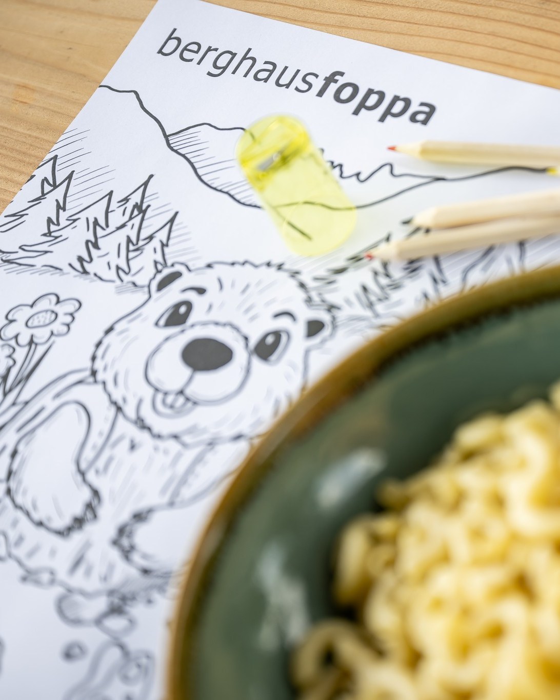 Im Berghaus Foppa sind Familien herzlich willkommen. Während die Kinder den Spielplatz direkt neben dem Restaurant entdecken oder den Start der Kugelbahn erkunden, können Sie die Bergwelt und eine entspannte Auszeit geniessen. Für unsere kleinen Gäste steht ein liebevoll gestaltetes Malset mit unserem Maskottchen Foppi bereit. So wird die Zeit bis zum Essen kreativ und abwechslungsreich – und der Restaurantbesuch für die ganze Familie noch entspannter. Wir freuen uns darauf, Sie und Ihre Familie im Berghaus Foppa begrüssen zu dürfen. #BerghausFoppa #Familienfreundlich #Spielplatz #flimslaaxfalera