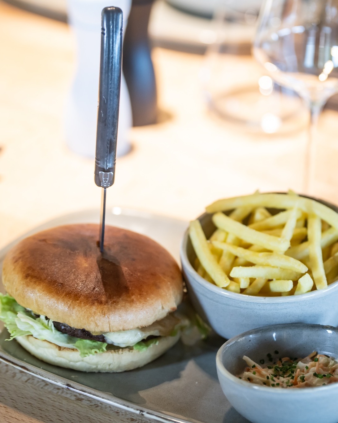 Der Klassiker, der einfach immer geht: Unser Foppa Burger. Saftig, frisch und mit viel Liebe zubereitet – genau das Richtige für alle Foodies, die echten Burgergenuss schätzen. Manche Klassiker brauchen keine Neuerfindung. Sie überzeugen mit jedem Bissen. #burgerlover #foodies #eatlocal