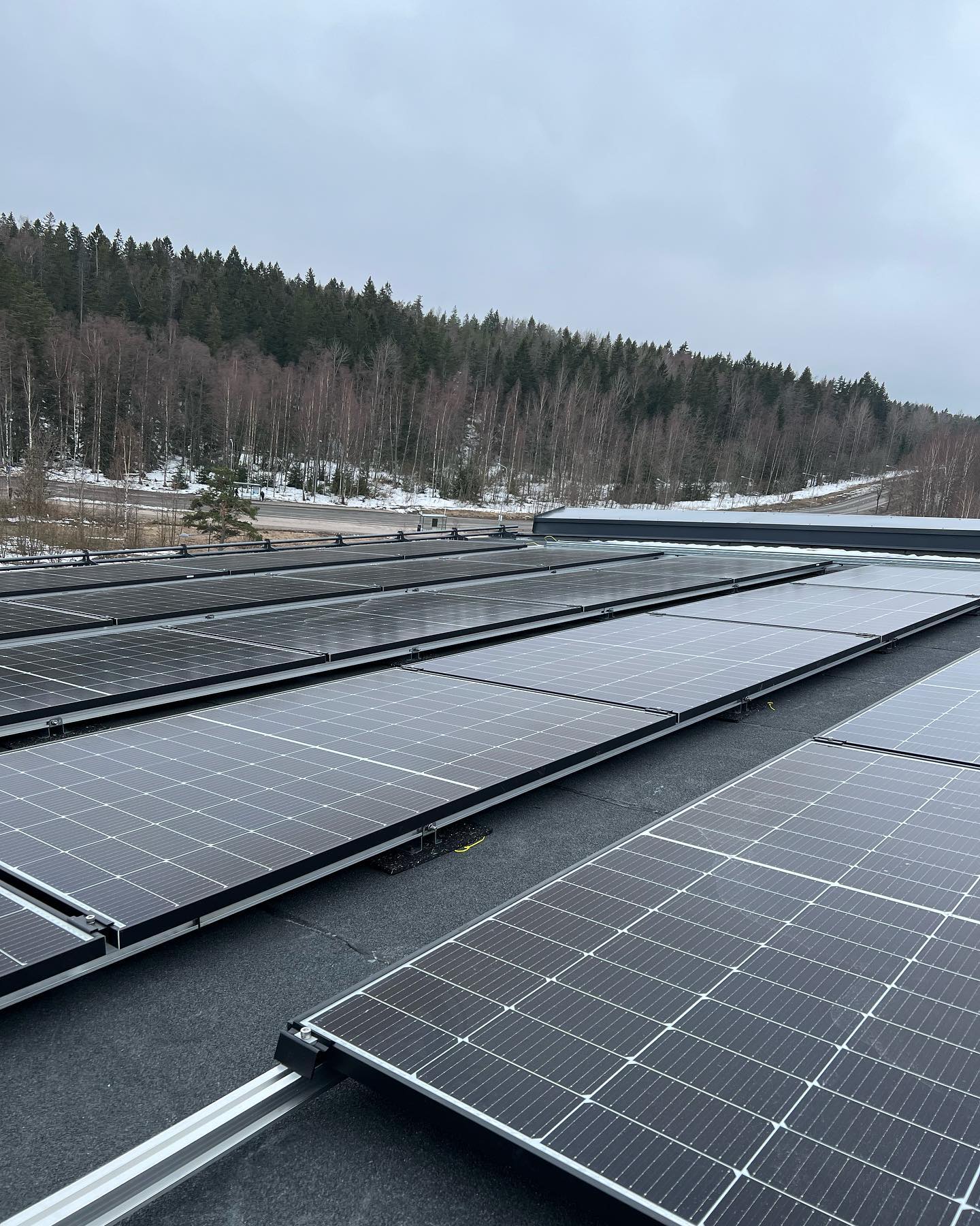 Säästä rahaa ja ympäristöä aurinkopaneeleilla!
Espooseen valmistunut uudiskohde johon asennettiin 20kW järjestelmä palvelemaan kerrostalon ilmanvaihtoa ja lämmitystä.
Asennamme aurinkopaneelit ammattitaidolla ja luotettavasti. Pyydä ilmainen tarjous jo tänään!
#aurinkopaneeli #electrician #rexel #orima #sähköasentaja #sähköasennus #solarpanels #huawei
