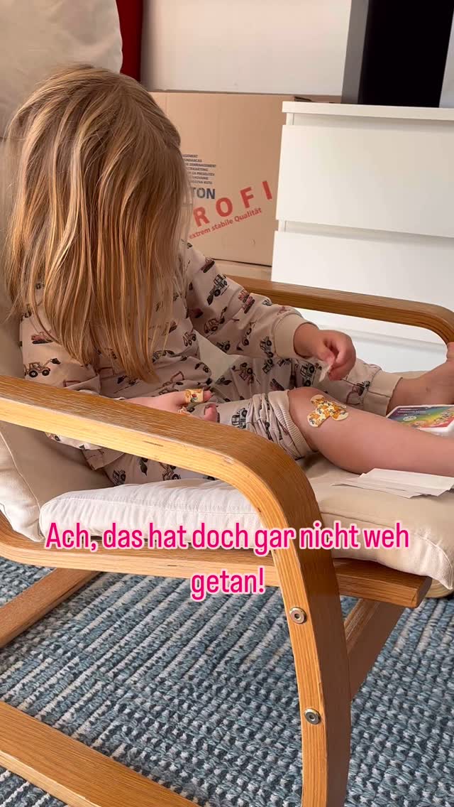 Die systematische Invalidierung schmerzhafter Emotionen – ein häufig in der Kindheit erlebter Abwehrmechanismus – prägt unsere Fähigkeit, negative Gefühle anzuerkennen und auszudrücken.
Kinder, denen signalisiert wurde, ‘das hat doch gar nicht wehgetan’, lernen schnell, dass das Zeigen von Schmerz als Schwäche interpretiert und abgetan wird. Diese früh einstudierte Reaktion schützt kurzfristig vor Ablehnung und Bindungsverlust, verhindert aber langfristig den authentischen Ausdruck von Emotionen.
Dadurch entsteht ein Muster, in dem das Unterdrücken negativer Gefühle zur Norm wird, was wiederum den Aufbau gesunder, emotional verbindlicher Beziehungen erschwert. Die Anerkennung und Aufarbeitung dieser tief verwurzelten Überlebensstrategien ist ein wichtiger Schritt, um echten emotionalen Schmerz zu verstehen und nachhaltige Bindungen zu fördern.
#psychologie #bindung #unsicherebindung