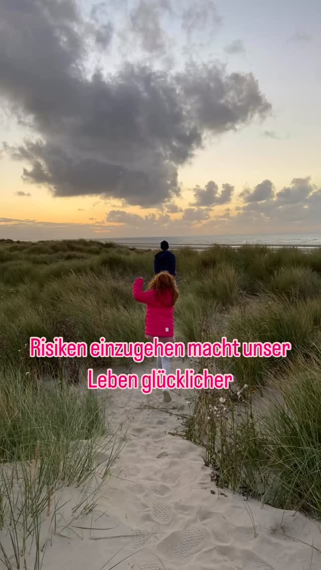 Studien von Kahneman und Tversky (1979) zeigen, dass wir Verluste oft stärker gewichten als potenzielle Gewinne – ein Phänomen, das als „Loss Aversion“ bekannt ist.
Diese Tendenz kann dazu führen, dass wir kalkulierte Risiken vermeiden, selbst wenn diese der Schlüssel zur Verwirklichung unserer Lebensträume sind.
Wissenschaftliche Forschung legt nahe, dass das bewusste Eingehen von Risiken nicht nur zu persönlichem Wachstum, sondern auch zu einem glücklicheren, selbstbestimmten Leben beitragen kann.
Denn jeder mutige Schritt, den wir wagen, birgt die Chance, neue Möglichkeiten zu entdecken und langfristige Zufriedenheit zu erlangen.
Wenn wir unseren Blick zuerst auf das richten, was wir gewinnen können, anstatt sich ausschließlich auf mögliche Verluste zu konzentrieren - öffnet das die Tür zu einem erfüllteren Leben.
#Glück #lebensträume #LossAversion #Psychologie