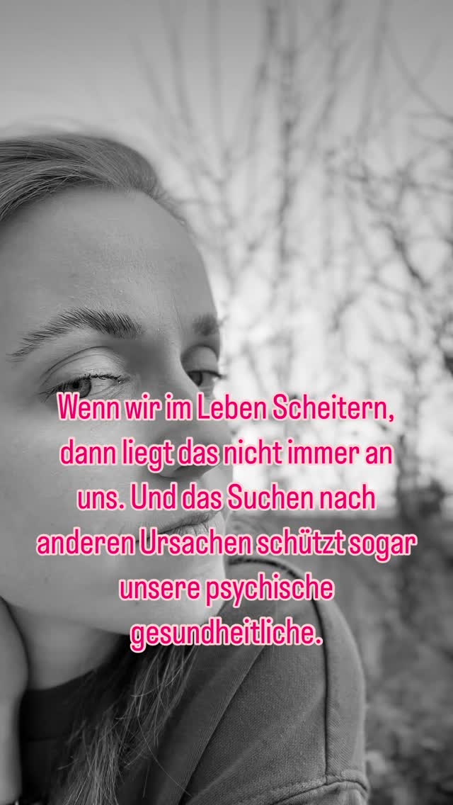 Wenn wir scheitern, liegt es nicht immer an uns – oft spielen äußere Umstände eine große Rolle. Die Attributionstheorie (Weiner, 1986) und Befunde zum Selbstwertdienlichkeits-Bias (Campbell, 1972) zeigen, dass das Zuschreiben von Misserfolgen an externe Faktoren unser Selbstwertgefühl schützen kann. Studien, wie die von Dweck (2006), legen nahe, dass ein Growth Mindset uns hilft, Rückschläge als lernbare Chancen zu begreifen, anstatt sie als persönlichen Versagensbeweis zu werten. So fördert die externe Attribution Resilienz und adaptive Verhaltensweisen, indem sie uns ermöglicht, die Komplexität unserer Umwelt anzuerkennen und konstruktiv mit Herausforderungen umzugehen.
#attributionstheorie #psychischegesundheit #psychologie #scheitern