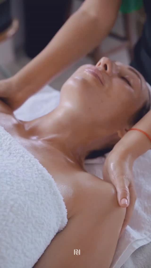 Cet hiver plongez dans l'univers Purnam. Trois expériences bien-être en partenariat avec la marque @soin_de_soi
❄️L'aurore (75 min) massage du dos et Soin du visage holistique Soin de Soi
❄️Le Calme (90 min) le grand Soin du visage holistique Soin de Soi
❄️L'intérieur (120 min) gommage corps, massage du corps et Soin du visage Holistique Soin de Soi.
Vous souhaitez prendre rendez-vous ou offrir ces soins en carte cadeau, rendez-vous en bio pour accéder au site internet.