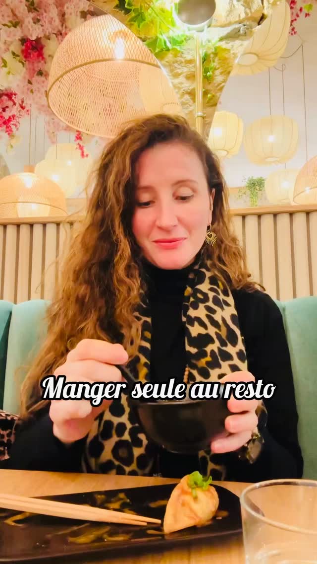 😱 Manger seule au resto. Avant, ça m’aurait stress…