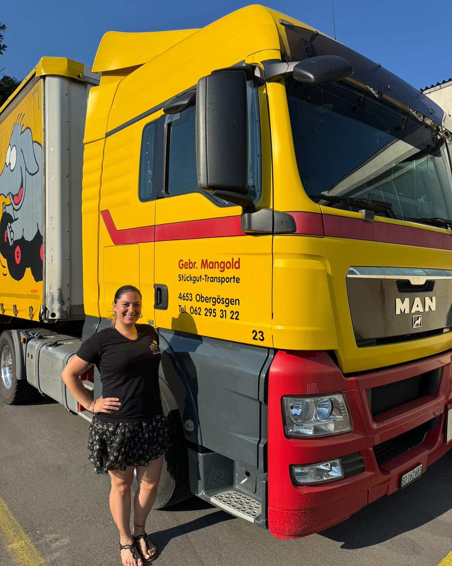 Happy Day im 🐘-Team
Stefan Kämpfen und Beat Aregger, zwei Koryphäen auf ihrem Sachgebiet, haben heute unsere Lastwagenwerkstatt übernommen. Gehegt und gepflegt, repariert und instandgesetzt werden MAN’s, Renault’s und Mercedes Benz🚚💨
Wir wünschen dem eingespielten Duo einen guten Start im Hause Mangold und freuen uns auf die Zusammenarbeit.
Federica Triarico, unsere Fremdsprachen-Kunden-/Fahrer-Supporterin unterstützt unser Team ab heute.
Sie spricht nebst Deutsch auch fliessend Italienisch🇮🇹 und Französisch🇫🇷.
Herzlich willkommen, Federica und auf eine gute Zusammenarbeit☎️💻🚚🐘