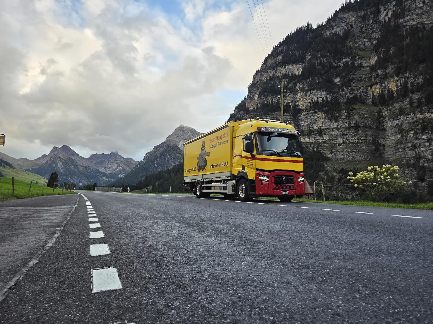 Diese tollen Fotos von FZ 41 im Diemtigtal müssen wir auch noch im Feed festhalten. Merci Selina! 🚚⛰️📸
#gebrmangoldag#ontheroad#transportundlogistik