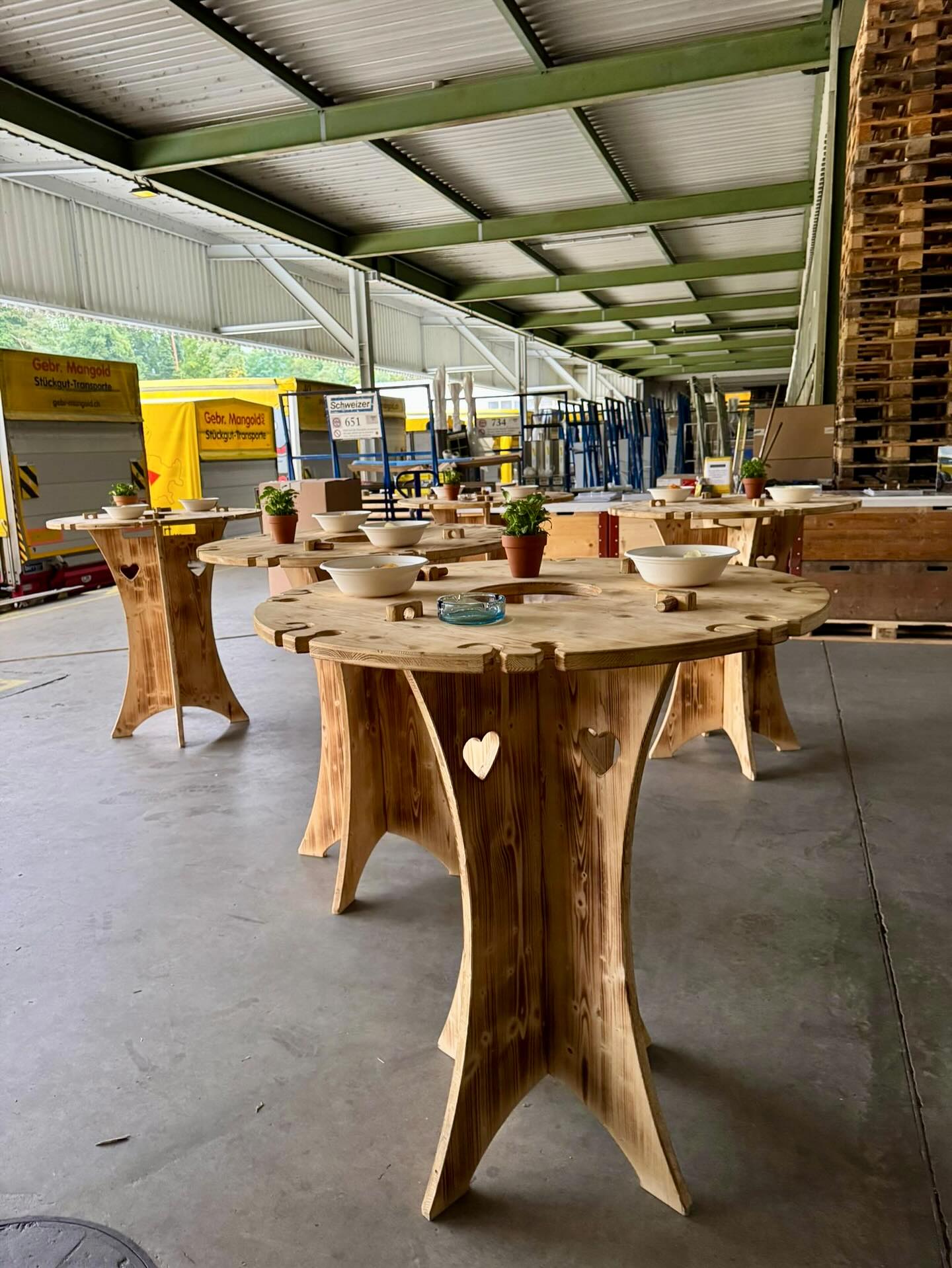 Ein kleiner Rückblick auf das gestrige Obergösger Gewerbetreffen, welches bei Gebr. Mangold AG stattgefunden hat. 👏🏼
Wir haben uns sehr darüber gefreut, den Anwesenden die Welt des Strassentransports näher zu bringen. 🚚🛣️