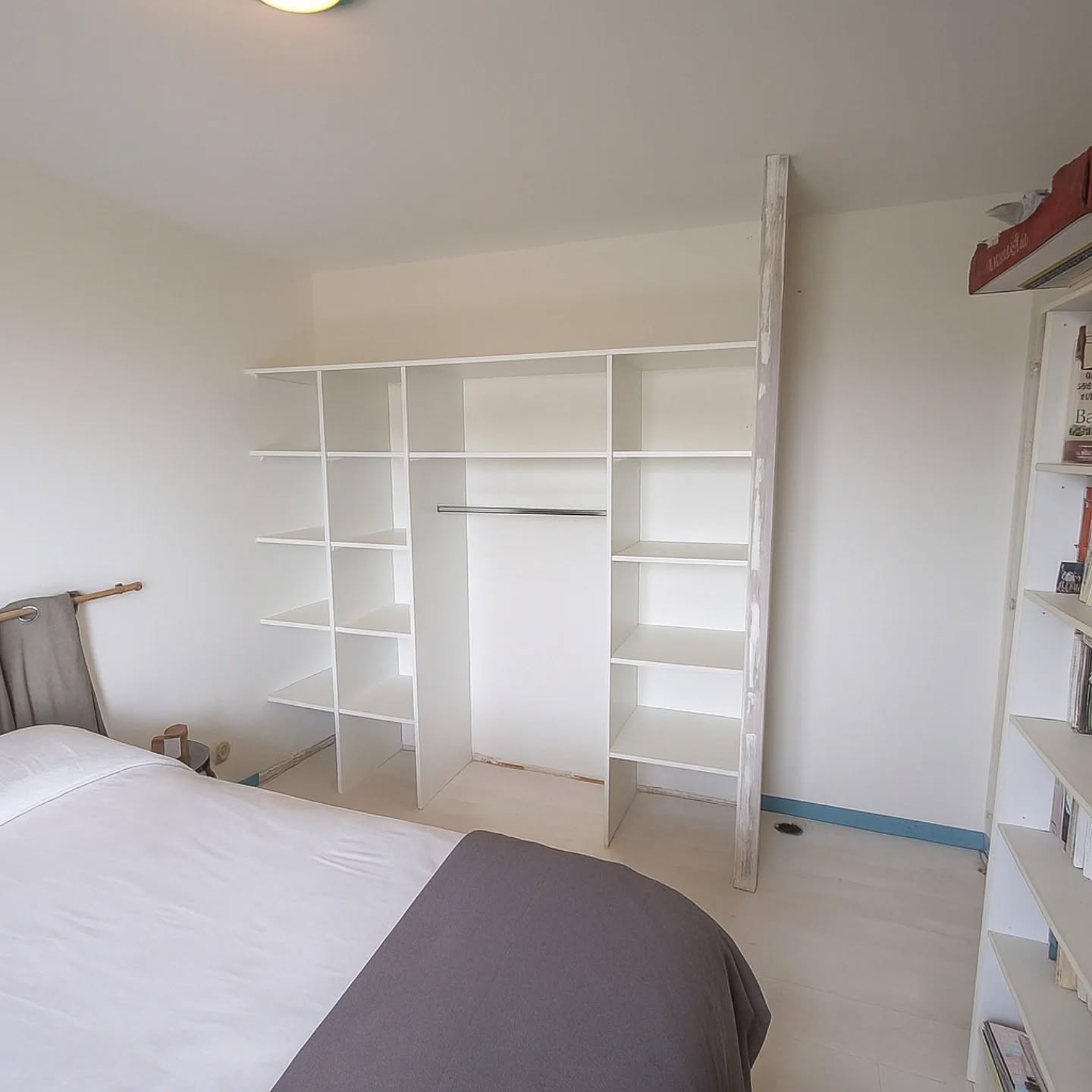 Placard / penderie d'une chambre frabriquée à partir de panneaux de melaminé.