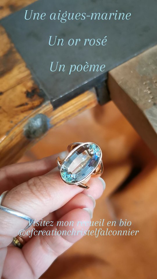 Création pour une cliente:
Donner une deuxième vie à cette aigue-marine en gardant l'âme de la bague originale... Un héritage familial.
Le challenge a été de realiser une monture aérienne et légère pour sublimer cette aigues-marine.
#pièceunique #surmesure #bijouoriginal #faitmain #bijoupersonnalisé #orecologique #bijousentimental #retaillepierre #bijoudefamille #reclagepierre #deuxièmevie #aiguemarine