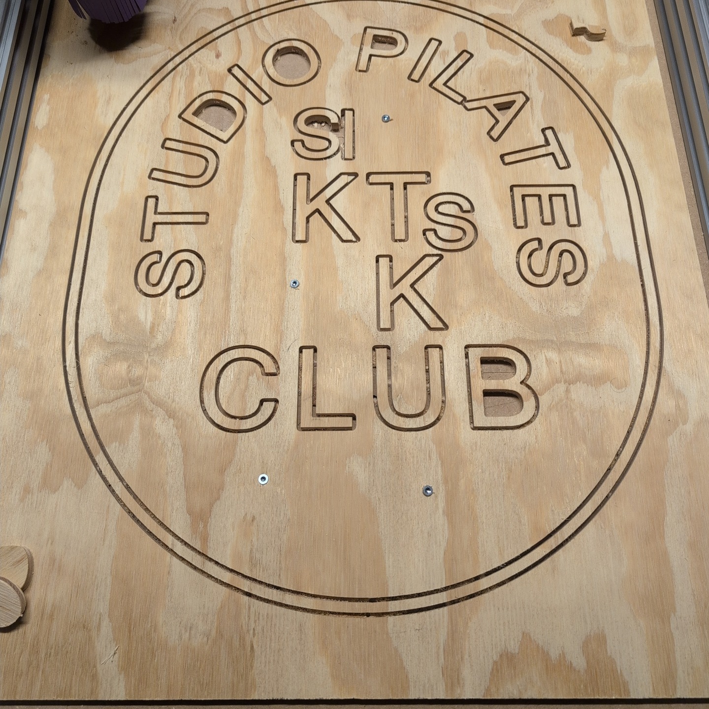 On fait pas que de l'#impression3d chez 3D Etplus. Quand un projet demande un résultat rapide, on fait aussi de la #decoupecnc et de la #decoupelaserpersonnalisee
Quand @pilates.ktclub a eu besoin d'un nouveau panneau pour le studio, au lieu de simplement faire de l'impression 3D qui aurait pris presque une semaine a imprimer, en 2h de découpe c'était prêt! Un peu de ponçage et de vernis, et c'était prêt à mettre au mur.