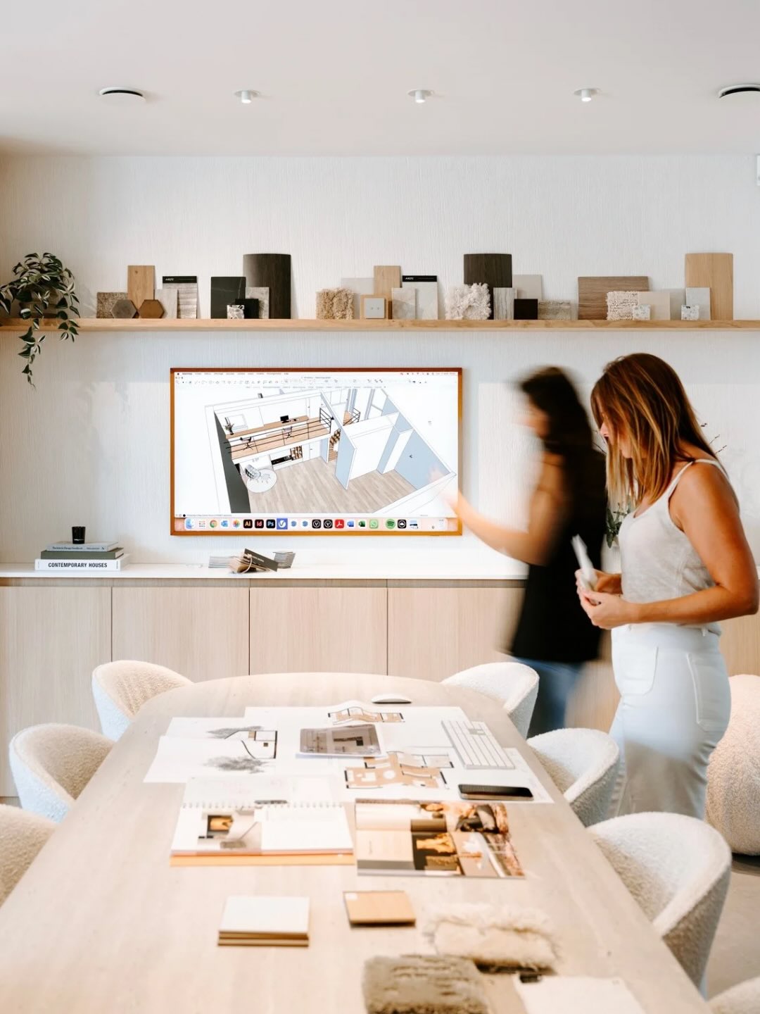 Chez KOS fire studio, nous ne nous limitons pas à proposer des foyers d’exception :
nous imaginons aussi tout l’aménagement qui les entourent, jusqu’au choix du mobilier. 🔥
Envie de donner vie au cœur de votre intérieur ? Contactez-nous et créons ensemble votre pièce unique. 🧡