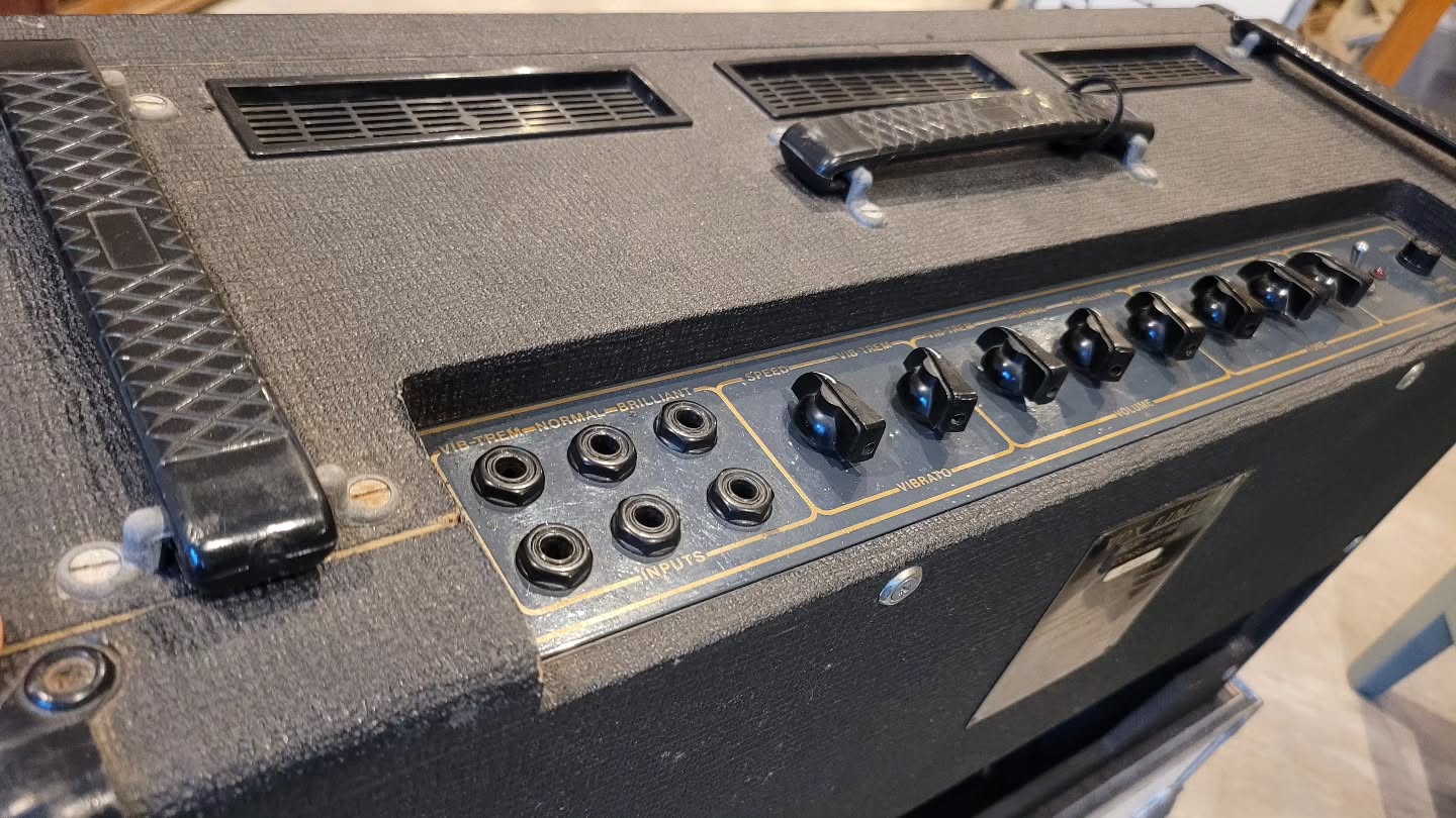 🎸 Du monde à l'atelier ces dernières semaines, histoire de bien clôturer l'année. 🎉
🇬🇧Un AC30 de 1981 avec un petit problème de masse et un retubage
🛩️ Un jet city, avec un tube hs et un autre hors spec.
🇫🇷 Et un two notes le crunch, pour un changement de tube et quelques retouches, ça sonne d'ailleurs méchamment bien ce preamp !
