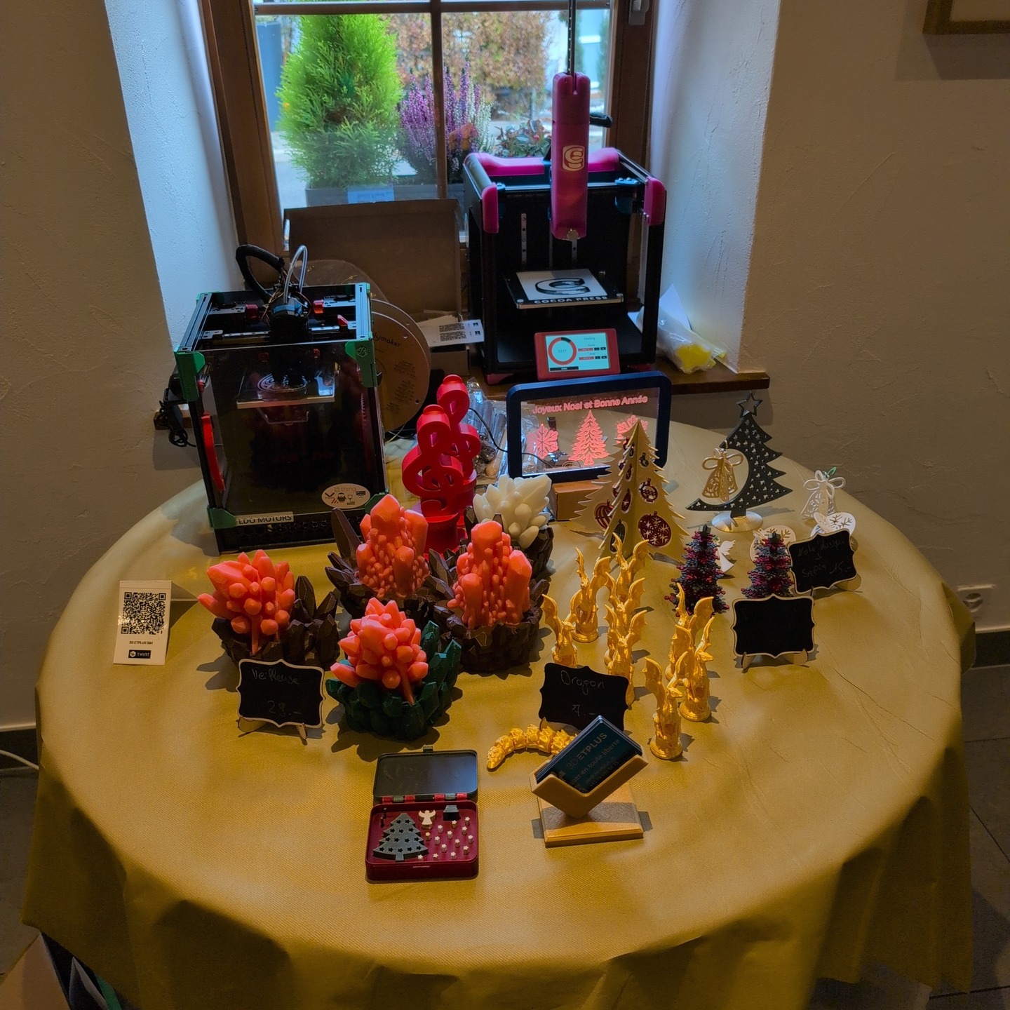 Petit stand au marché de Noël de Genolier dimanche 1er décembre.
Exposition d'#imprimante3d pour le plastique et le chocolat, avec une @cocoapress 1.0 - maintenant je peux faire la mise à jour vers la 2.0.
Pas mal de stock restant, si quelque chose vous fait envie, contactez nous!