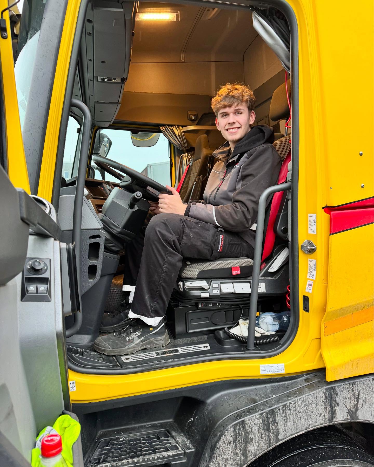 Unsere beiden Lernenden im zweiten Lehrjahr als Strassentransportfachmann EFZ, Timo & Jonas, hatten heute ihre allererste Fahrstunde mit dem Lastwagen (Kat. C). 🚚
Wir wünschen den beiden weiterhin viel Freude am Lehrberuf und allzeit gute Fahrt. 🍀🐷🐞