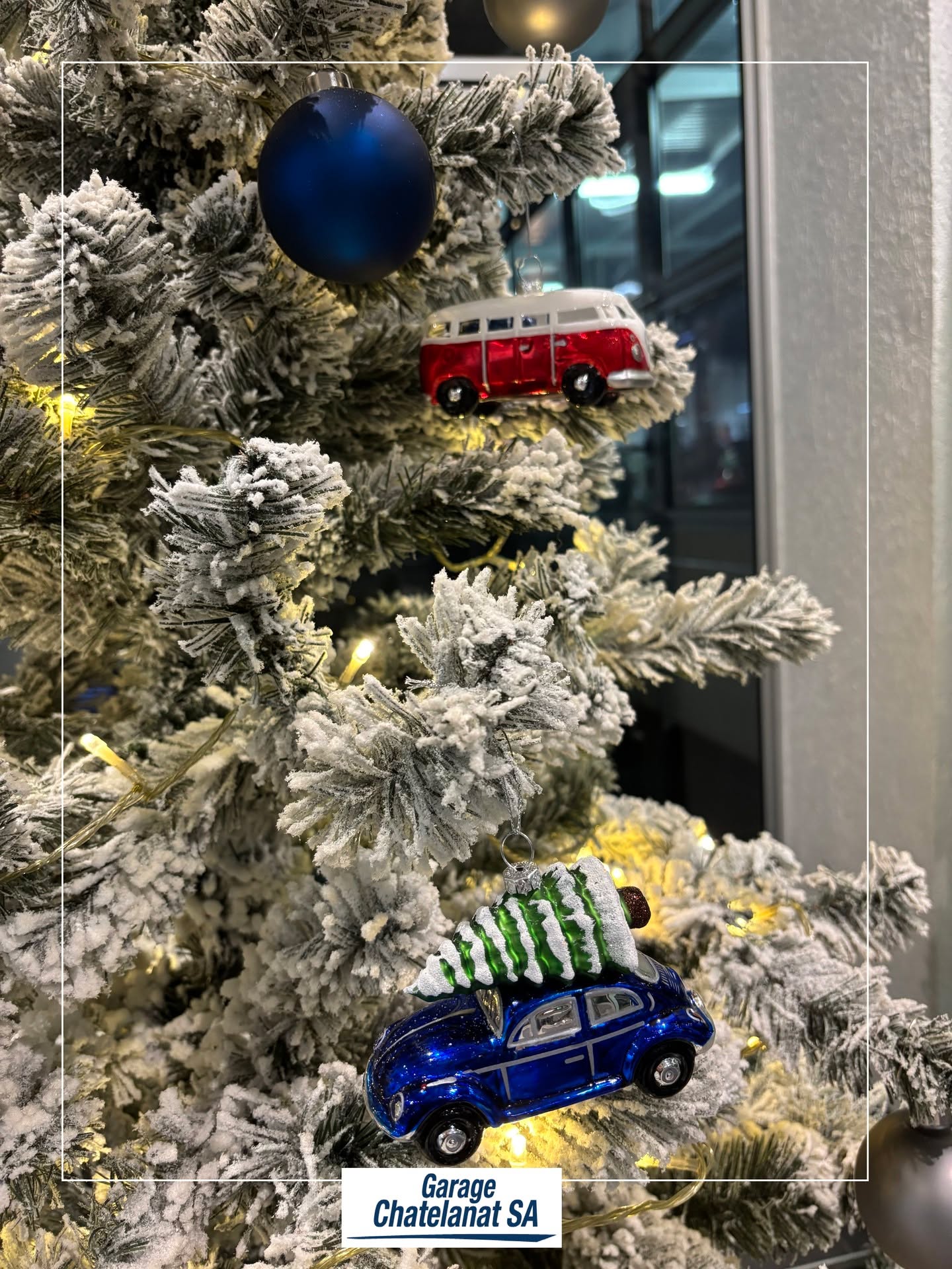 ✨ Ajoutez de la magie à 4 roues sur votre sapin avec nos jolies décorations de noël🚌🎄 en vente à notre réception !