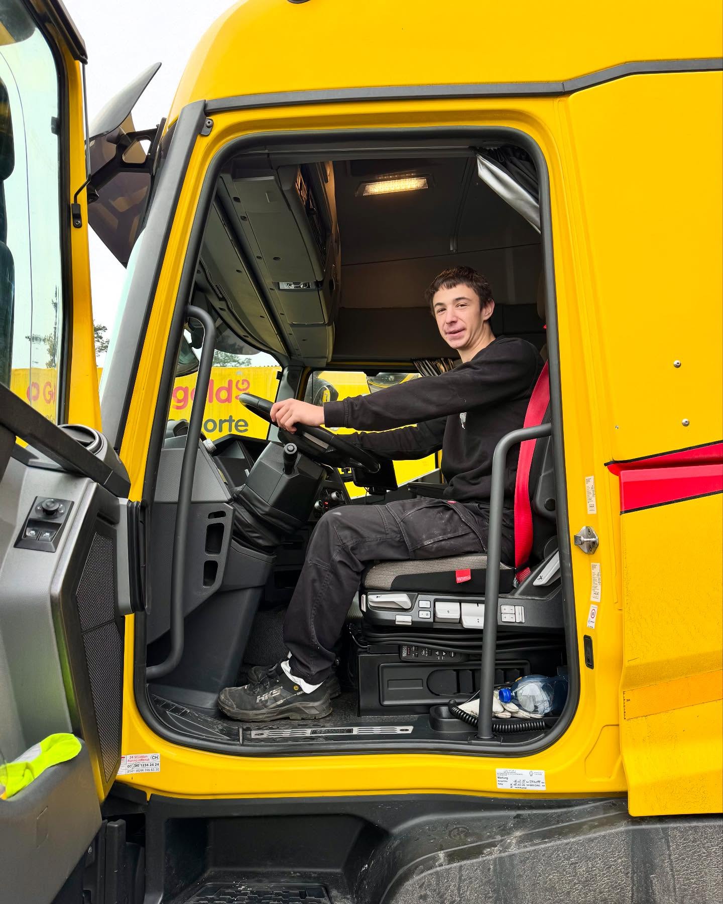 Unsere beiden Lernenden im zweiten Lehrjahr als Strassentransportfachmann EFZ, Timo & Jonas, hatten heute ihre allererste Fahrstunde mit dem Lastwagen (Kat. C). 🚚
Wir wünschen den beiden weiterhin viel Freude am Lehrberuf und allzeit gute Fahrt. 🍀🐷🐞