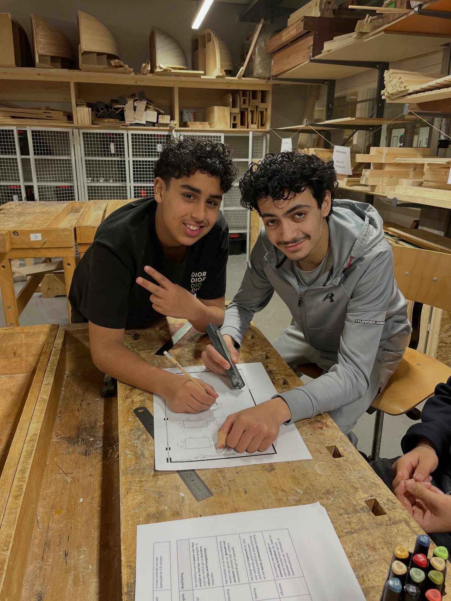 Vandaag brachten de leerlingen uit 4 mavo een bezoek aan het Hout en Meubileringscollege! De leerlingen gingen onder andere aan de slag met het ontwerpen van het ideale lokaal voor het vak dienstverlening & producten! @hmcmbovakschool