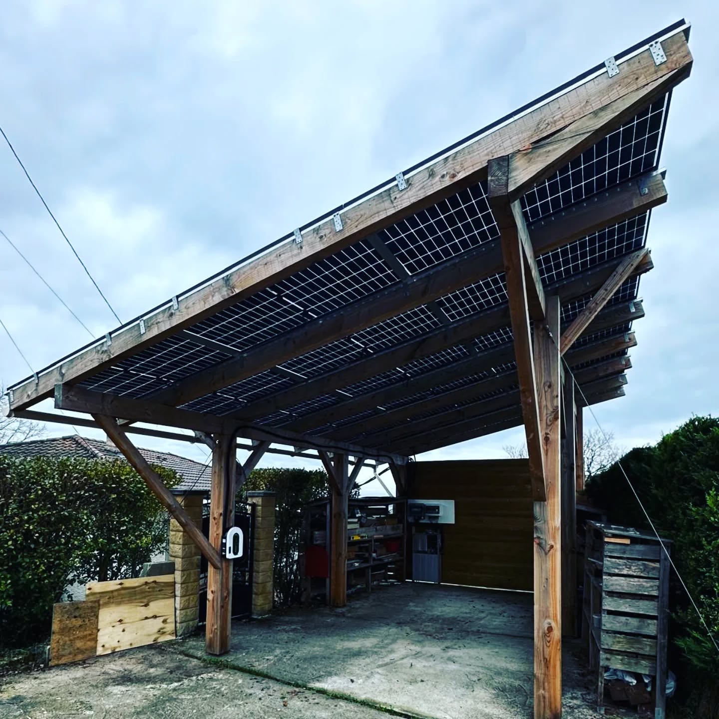 Carport photovoltaïque réalisé en collaboration avec l'entreprise Solarintech.