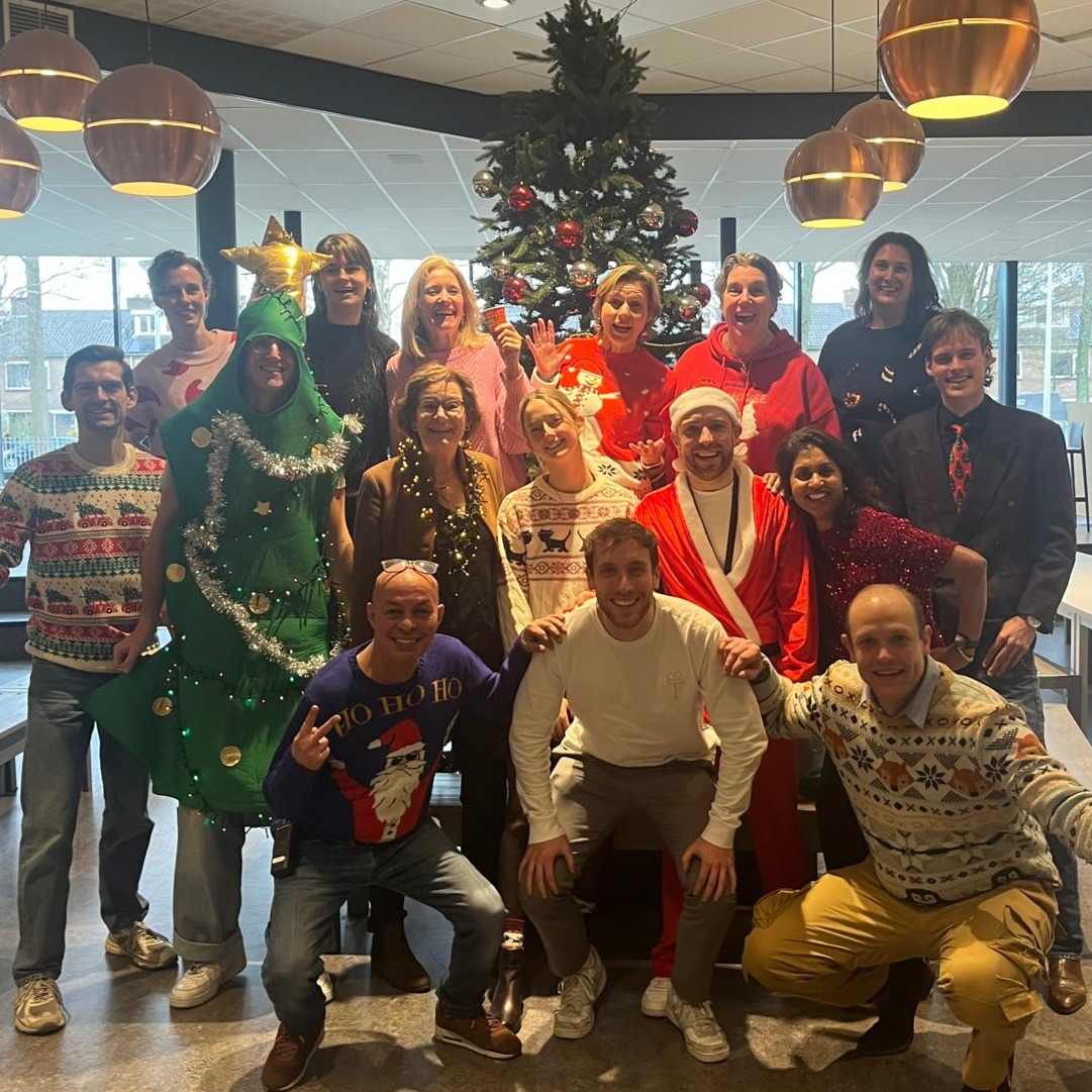 Het Vechtstede College wenst iedereen fijne feestdagen toe! 🎄✨ #vechtstedecollege #vsc #feestdagen #kerst