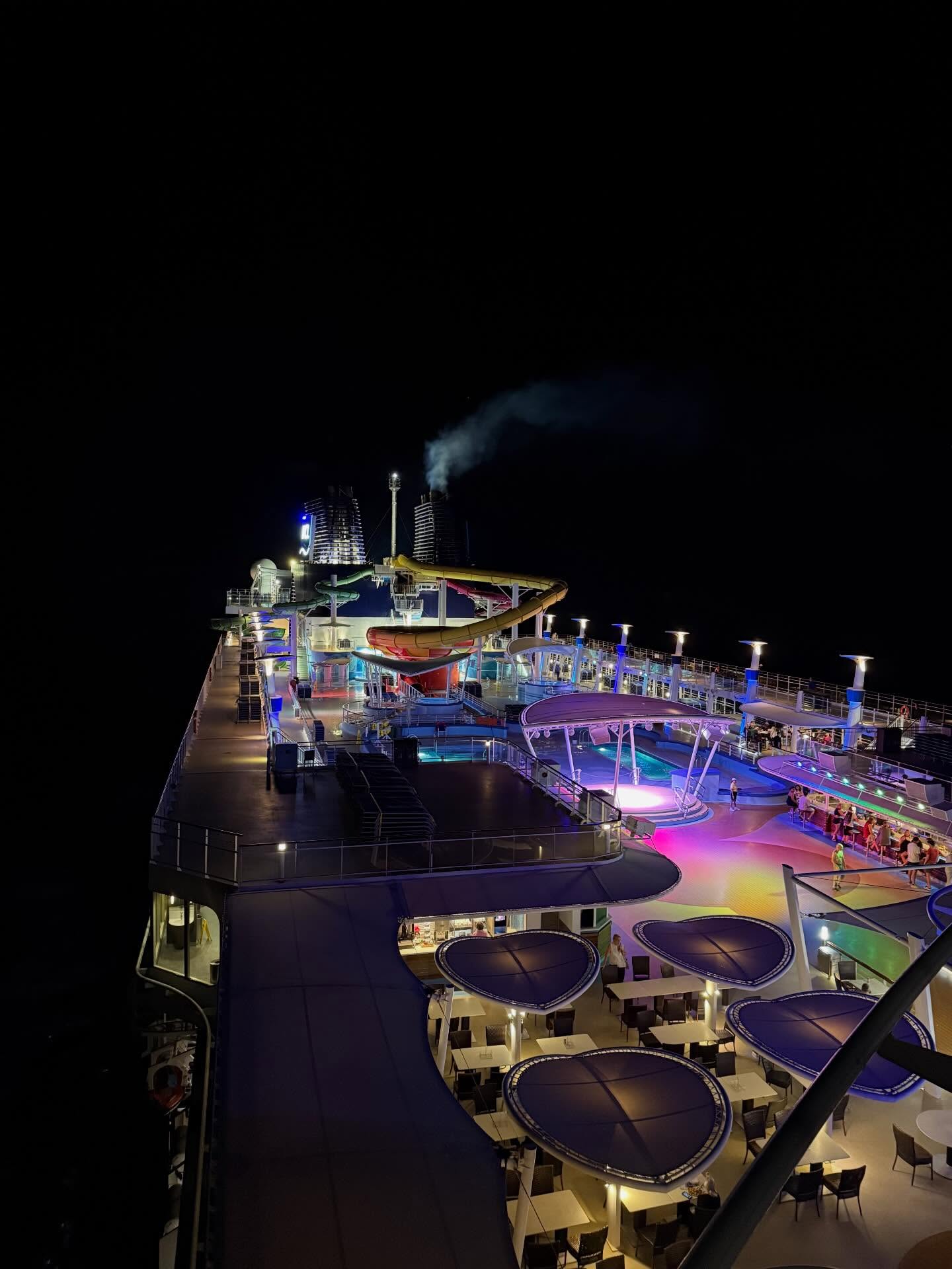 🚢 New Blogpost about our recent transatlantic crossing by cruise! How and why we ended up there and experiences we made on the ship. Link in bio.