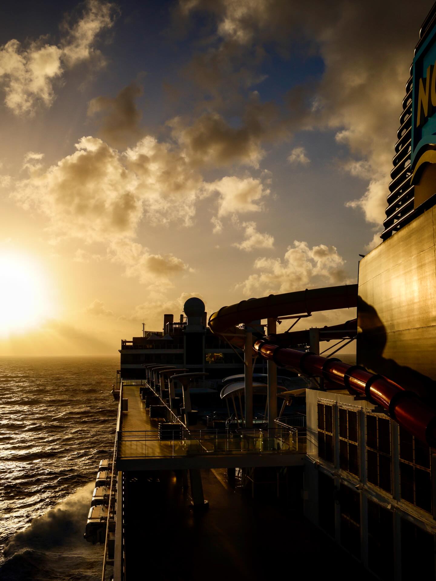 🚢 New Blogpost about our recent transatlantic crossing by cruise! How and why we ended up there and experiences we made on the ship. Link in bio.