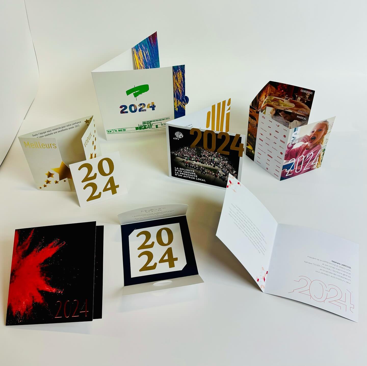 L’imprimerie RANCHON réalise toutes vos cartes de vœux avec différentes dorures, découpe, gaufrage, vernis 3D… Toutes ces finitions sont réalisées en interne, grâce au savoir-faire de notre équipe. Nous vous souhaitons de bonnes fêtes de fin d’année. #noël #cartedevoeux #dorure #decoupe #luxe #fetedefindannee