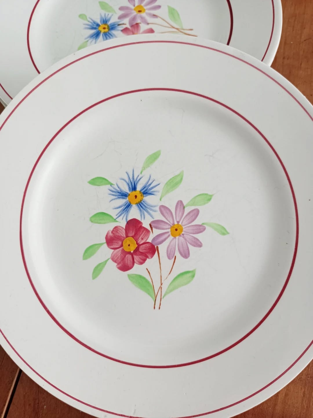 🍰 Pour vos gouters maison, voici un lot de 6 assiettes à dessert Ceranord, modèle Bettina, en faïence blanche décorée d’un bouquet fleuri peint à la main.
Un charme délicat, un brin romantique, parfait pour les parts de tarte, les biscuits du dimanche ou la petite douceur du soir “juste pour le plaisir”.
Bon état général, avec quelques légères traces du temps qui rappellent qu’elles ont déjà connu de jolies tablées.
Et petit bonus : j’ajoute une 7e assiette offerte, un peu différente avec son bord en relief.
📏 Diamètre 19,5 cm – hauteur 2 cm
⚖️ 1,7 kg
🏷️ Prix : 24 € le lot (7 assiettes dont 1 offerte)
📦 Retrait à l'atelier de Villeneuve d'Ascq, livraison possible sur la métropole lilloise ou envoi partout ailleurs !
#ceranord #vaisselleancienne #assiettesvintage #artdelatable #lesimparfaits