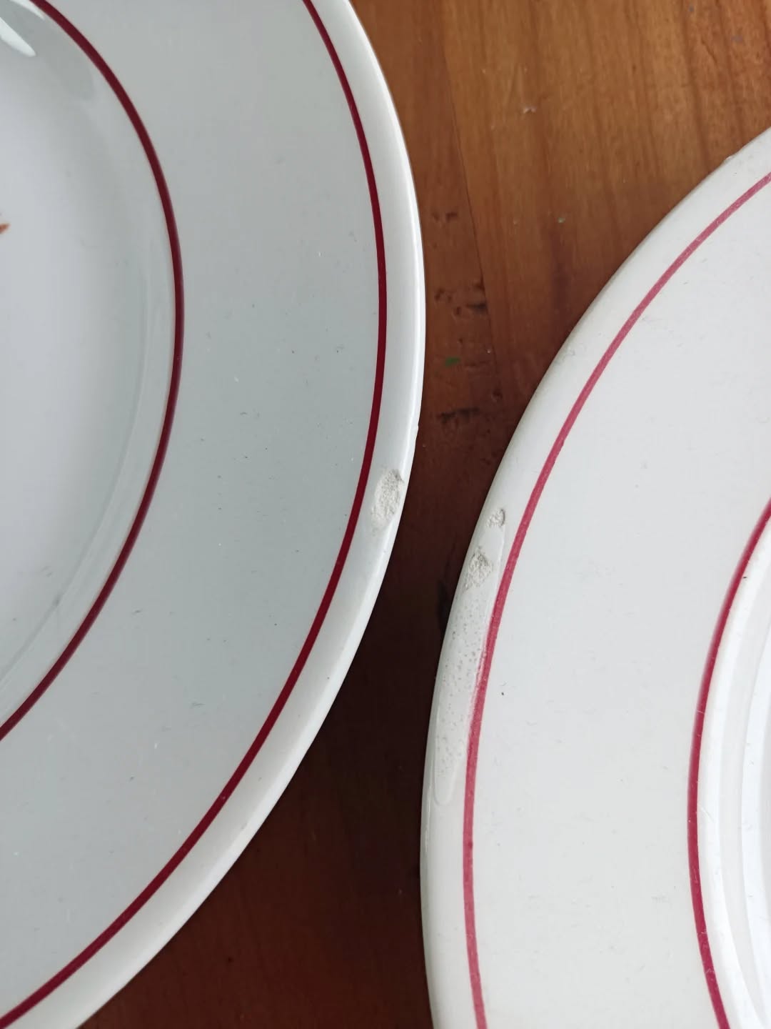 🍰 Pour vos gouters maison, voici un lot de 6 assiettes à dessert Ceranord, modèle Bettina, en faïence blanche décorée d’un bouquet fleuri peint à la main.
Un charme délicat, un brin romantique, parfait pour les parts de tarte, les biscuits du dimanche ou la petite douceur du soir “juste pour le plaisir”.
Bon état général, avec quelques légères traces du temps qui rappellent qu’elles ont déjà connu de jolies tablées.
Et petit bonus : j’ajoute une 7e assiette offerte, un peu différente avec son bord en relief.
📏 Diamètre 19,5 cm – hauteur 2 cm
⚖️ 1,7 kg
🏷️ Prix : 24 € le lot (7 assiettes dont 1 offerte)
📦 Retrait à l'atelier de Villeneuve d'Ascq, livraison possible sur la métropole lilloise ou envoi partout ailleurs !
#ceranord #vaisselleancienne #assiettesvintage #artdelatable #lesimparfaits