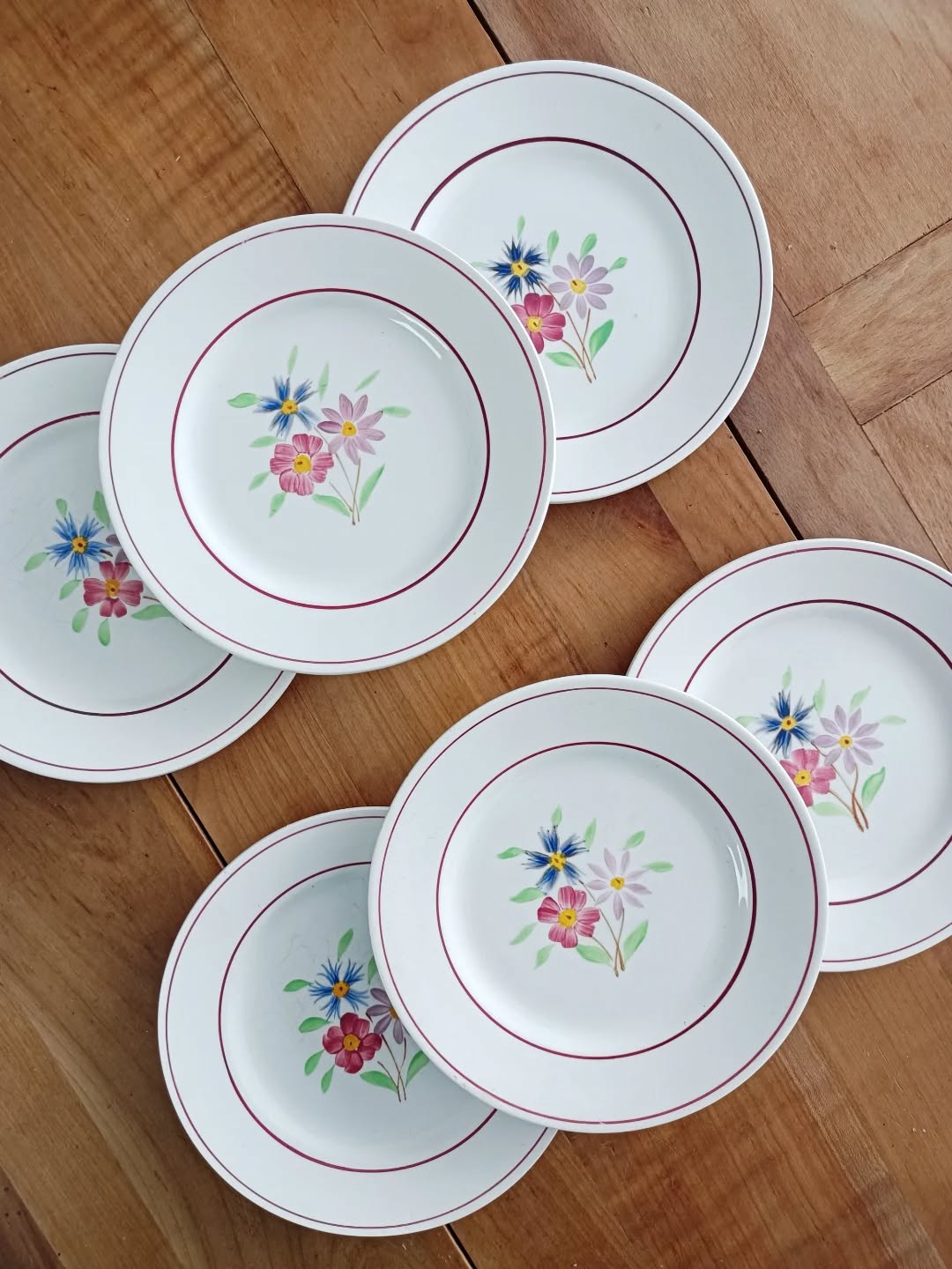 🍰 Pour vos gouters maison, voici un lot de 6 assiettes à dessert Ceranord, modèle Bettina, en faïence blanche décorée d’un bouquet fleuri peint à la main.
Un charme délicat, un brin romantique, parfait pour les parts de tarte, les biscuits du dimanche ou la petite douceur du soir “juste pour le plaisir”.
Bon état général, avec quelques légères traces du temps qui rappellent qu’elles ont déjà connu de jolies tablées.
Et petit bonus : j’ajoute une 7e assiette offerte, un peu différente avec son bord en relief.
📏 Diamètre 19,5 cm – hauteur 2 cm
⚖️ 1,7 kg
🏷️ Prix : 24 € le lot (7 assiettes dont 1 offerte)
📦 Retrait à l'atelier de Villeneuve d'Ascq, livraison possible sur la métropole lilloise ou envoi partout ailleurs !
#ceranord #vaisselleancienne #assiettesvintage #artdelatable #lesimparfaits