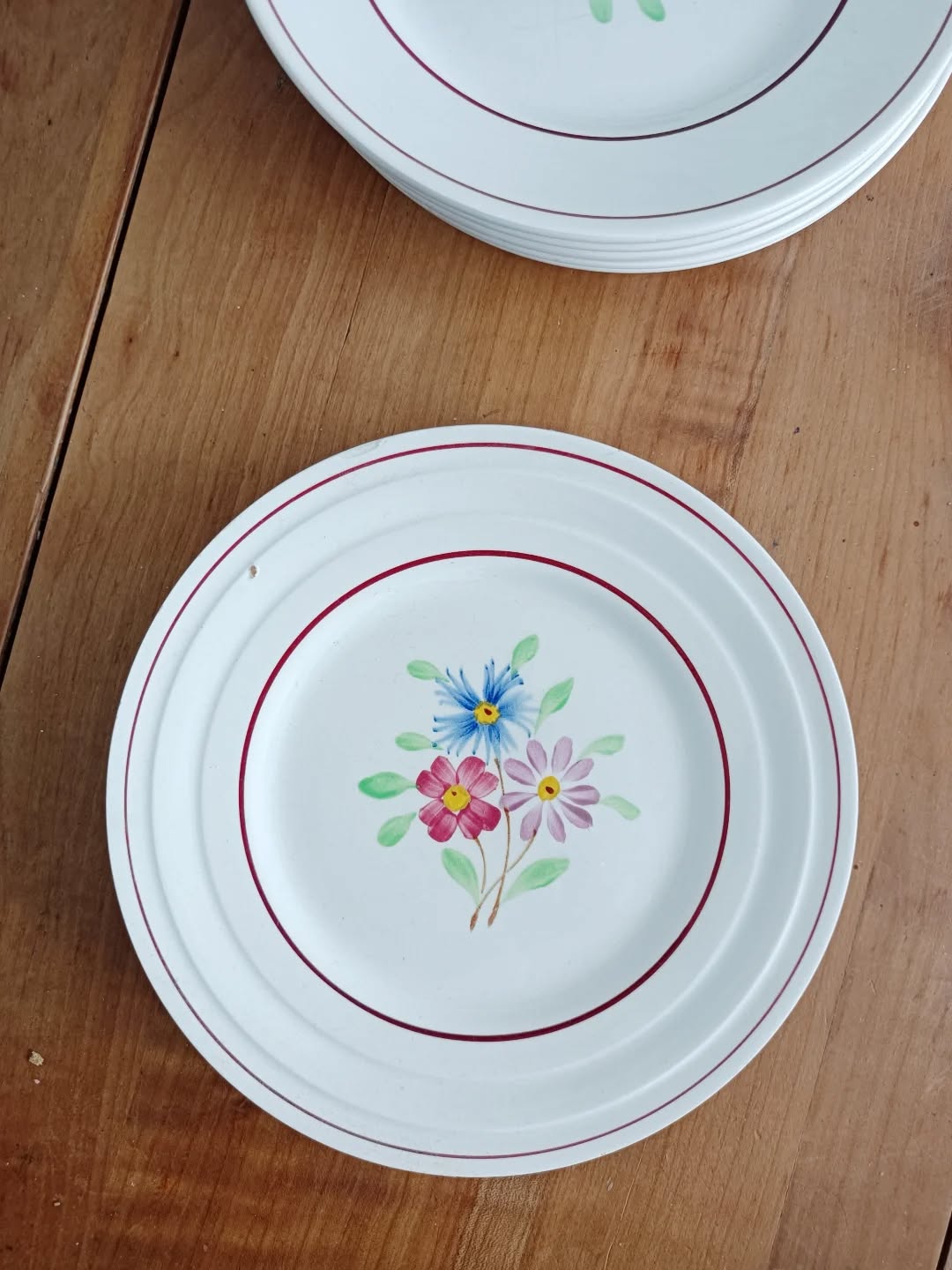 🍰 Pour vos gouters maison, voici un lot de 6 assiettes à dessert Ceranord, modèle Bettina, en faïence blanche décorée d’un bouquet fleuri peint à la main.
Un charme délicat, un brin romantique, parfait pour les parts de tarte, les biscuits du dimanche ou la petite douceur du soir “juste pour le plaisir”.
Bon état général, avec quelques légères traces du temps qui rappellent qu’elles ont déjà connu de jolies tablées.
Et petit bonus : j’ajoute une 7e assiette offerte, un peu différente avec son bord en relief.
📏 Diamètre 19,5 cm – hauteur 2 cm
⚖️ 1,7 kg
🏷️ Prix : 24 € le lot (7 assiettes dont 1 offerte)
📦 Retrait à l'atelier de Villeneuve d'Ascq, livraison possible sur la métropole lilloise ou envoi partout ailleurs !
#ceranord #vaisselleancienne #assiettesvintage #artdelatable #lesimparfaits