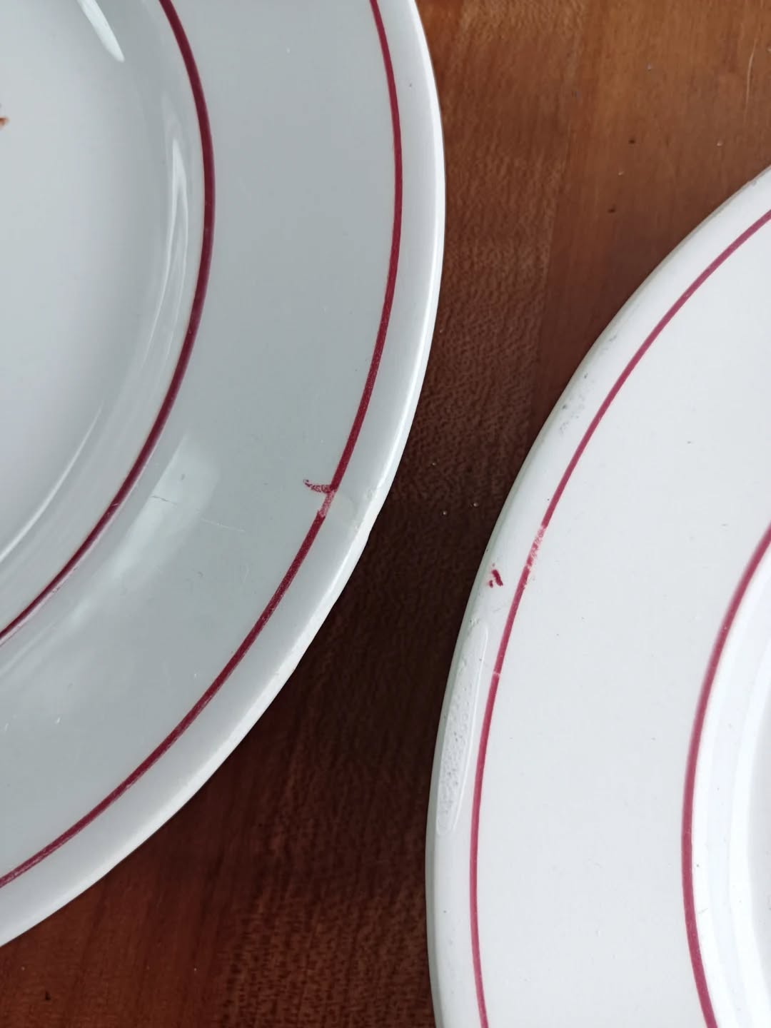 🍰 Pour vos gouters maison, voici un lot de 6 assiettes à dessert Ceranord, modèle Bettina, en faïence blanche décorée d’un bouquet fleuri peint à la main.
Un charme délicat, un brin romantique, parfait pour les parts de tarte, les biscuits du dimanche ou la petite douceur du soir “juste pour le plaisir”.
Bon état général, avec quelques légères traces du temps qui rappellent qu’elles ont déjà connu de jolies tablées.
Et petit bonus : j’ajoute une 7e assiette offerte, un peu différente avec son bord en relief.
📏 Diamètre 19,5 cm – hauteur 2 cm
⚖️ 1,7 kg
🏷️ Prix : 24 € le lot (7 assiettes dont 1 offerte)
📦 Retrait à l'atelier de Villeneuve d'Ascq, livraison possible sur la métropole lilloise ou envoi partout ailleurs !
#ceranord #vaisselleancienne #assiettesvintage #artdelatable #lesimparfaits