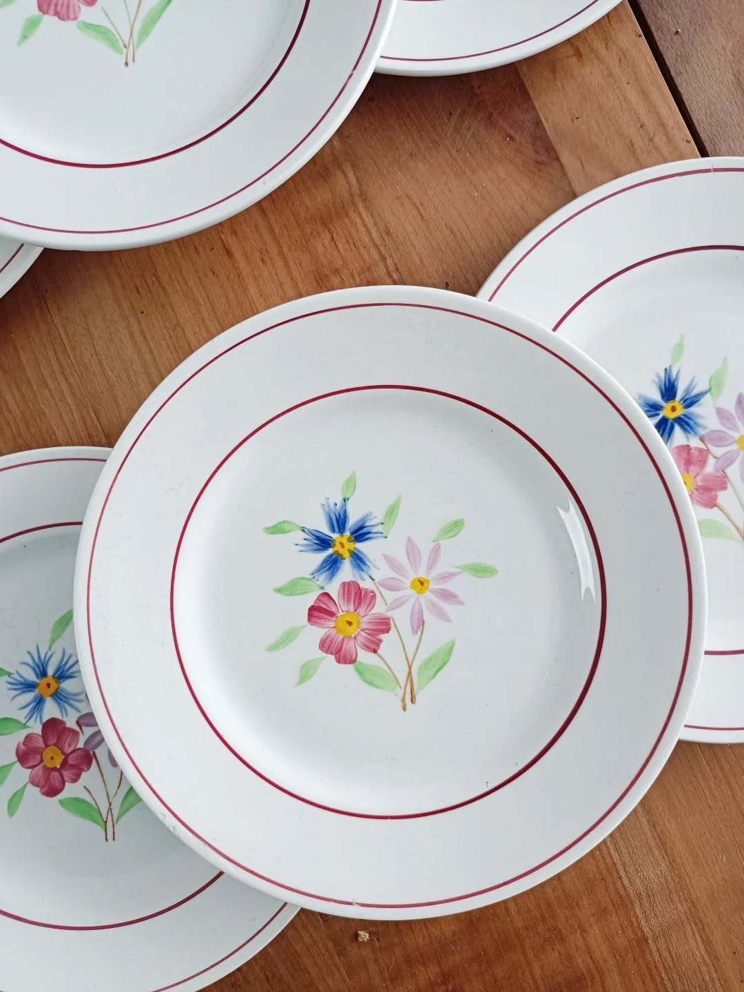 🍰 Pour vos gouters maison, voici un lot de 6 assiettes à dessert Ceranord, modèle Bettina, en faïence blanche décorée d’un bouquet fleuri peint à la main.
Un charme délicat, un brin romantique, parfait pour les parts de tarte, les biscuits du dimanche ou la petite douceur du soir “juste pour le plaisir”.
Bon état général, avec quelques légères traces du temps qui rappellent qu’elles ont déjà connu de jolies tablées.
Et petit bonus : j’ajoute une 7e assiette offerte, un peu différente avec son bord en relief.
📏 Diamètre 19,5 cm – hauteur 2 cm
⚖️ 1,7 kg
🏷️ Prix : 24 € le lot (7 assiettes dont 1 offerte)
📦 Retrait à l'atelier de Villeneuve d'Ascq, livraison possible sur la métropole lilloise ou envoi partout ailleurs !
#ceranord #vaisselleancienne #assiettesvintage #artdelatable #lesimparfaits