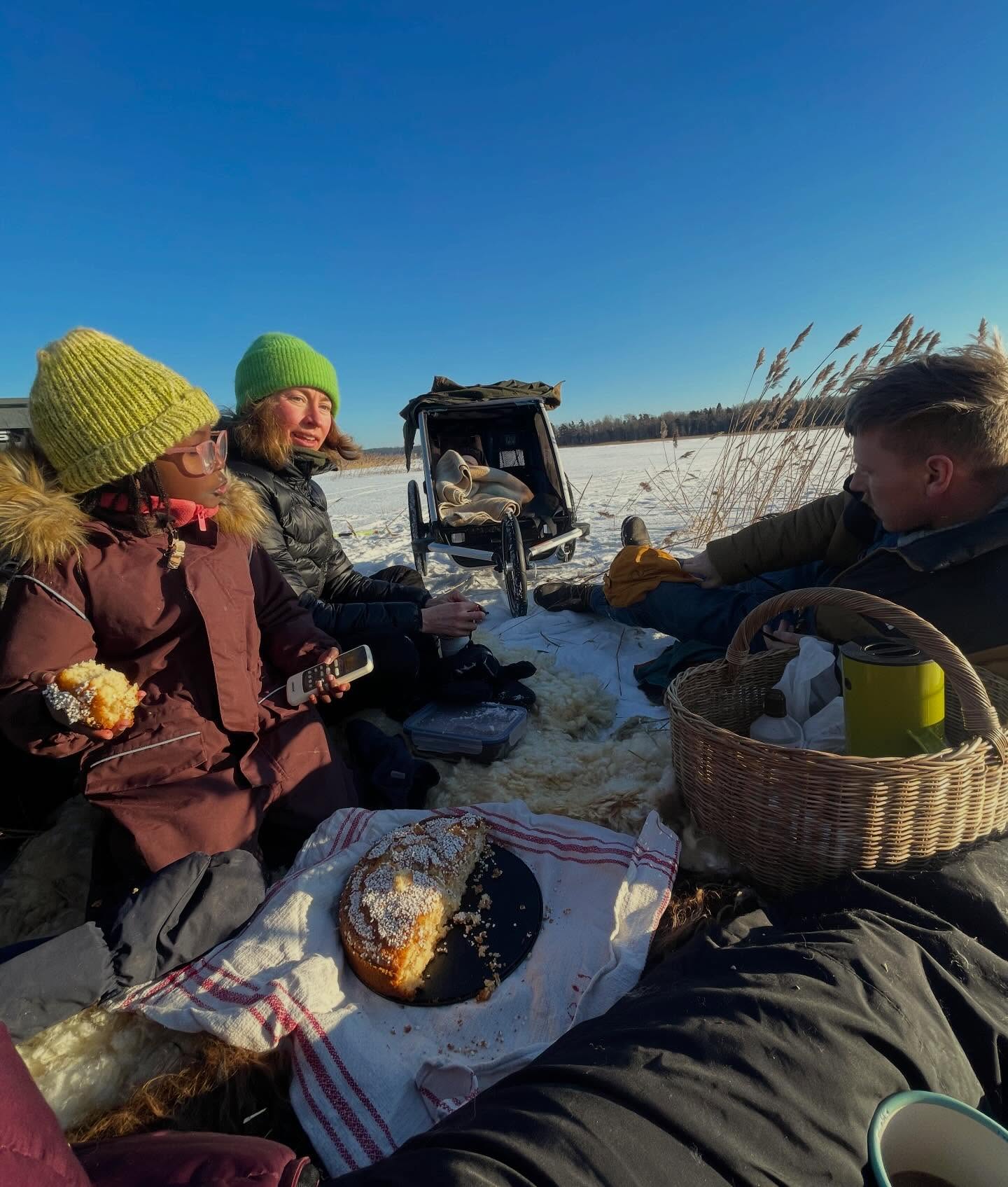 När man glömmer ta med något att skära upp kardemummakakan med funkar det bra med en skridsko 😅
Det var inte bara för din kreativa problemslösningsförmåga jag valde dig men det är absolut en av dina charmigaste egenskaper ❤️❤️
/J