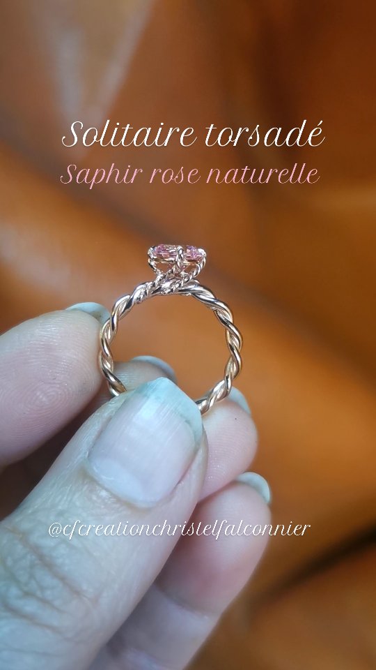 Création réalisée sur mesure: monture autour d'un saphir rose naturel, fils torsadés en or rouge.
#pièceunique #surmesure #bijouoriginal #faitmain #bijoupersonnalisé