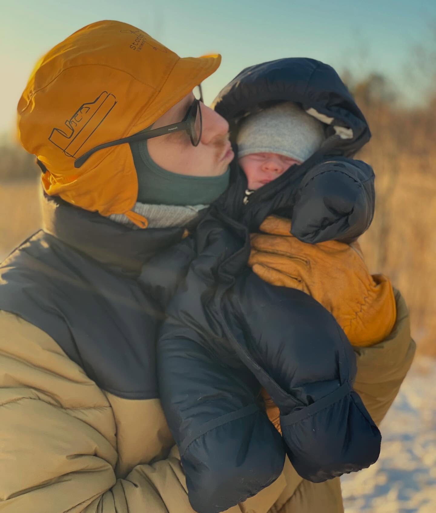 När man glömmer ta med något att skära upp kardemummakakan med funkar det bra med en skridsko 😅
Det var inte bara för din kreativa problemslösningsförmåga jag valde dig men det är absolut en av dina charmigaste egenskaper ❤️❤️
/J