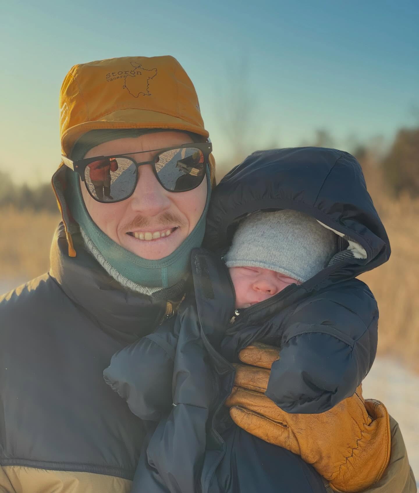 När man glömmer ta med något att skära upp kardemummakakan med funkar det bra med en skridsko 😅
Det var inte bara för din kreativa problemslösningsförmåga jag valde dig men det är absolut en av dina charmigaste egenskaper ❤️❤️
/J