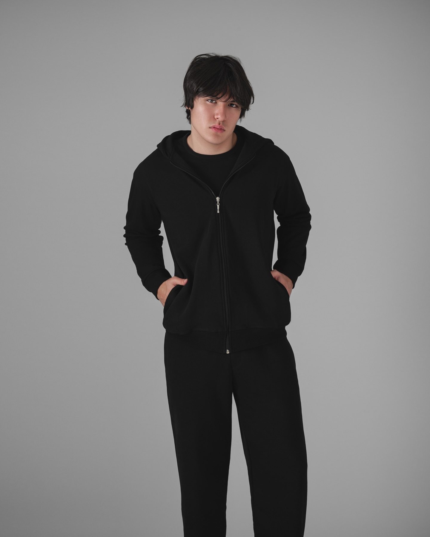 All black comfort with minimal details.
Because less is more.