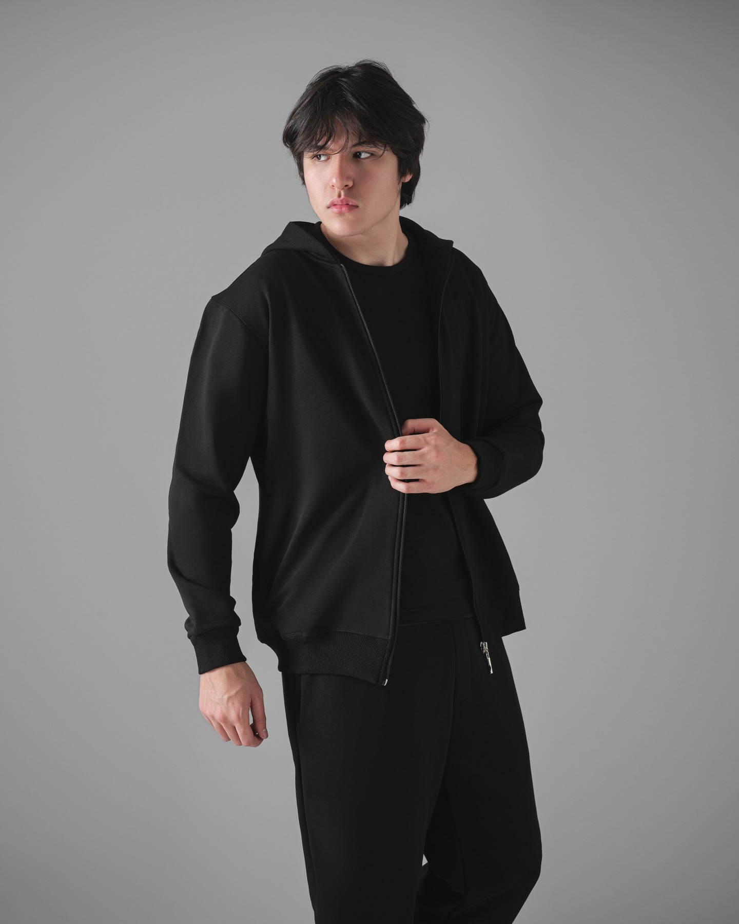 All black comfort with minimal details.
Because less is more.