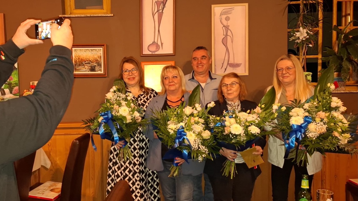 Seit über 30 Jahren bei WILD Connect! Wir sind unglaublich stolz auf Euch:
Barta Csabáné, Budainé Tuza Tímea, Józsáné Tóth Krisztina, Matula Ildikó und Vernyik Zoltán. Euer Engagement, Eure Loyalität und Eure Leidenschaft prägen WILD Connect seit Jahrzehnten. Vielen Dank für Eure Treue – auf viele weitere gemeinsame Jahre! 💙
Over 30 years with WILD Connect! We are incredibly proud of you: Barta Csabáné, Budainé Tuza Tímea, Józsáné Tóth Krisztina, Matula Ildikó and Vernyik Zoltán. Your dedication, loyalty and passion have shaped WILD Connect for decades. Thank you for your commitment – here’s to many more years together! 💙
Több mint 30 éve a WILD Connectnél! Mérhetetlenül büszkék vagyunk Rátok:
Barta Csabáné, Budainé Tuza Tímea, Józsáné Tóth Krisztina, Matula Ildikó és Vernyik Zoltán. Elkötelezettségetek, hűségetek és szenvedélyetek évtizedek óta formálja a WILD Connectet. Köszönjük a kitartásotokat – még sok közös évre együtt! 💙
#30 #years #wild #connect #great