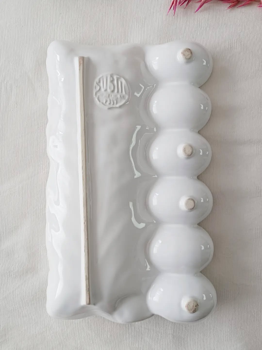 🥚 Le plat parfait pour celles et ceux qui pensent que les œufs mayo méritent un vrai décor.
Voici un plat à œufs en majolique portugaise, estampillé Subtil, en faïence blanche avec ses emplacements dédiés pour présenter 6 œufs… et une jolie feuille en barbotine sur le côté pour accueillir crudités, salade ou accompagnement.
Autrement dit : le plat qui transforme une entrée toute simple en présentation digne d’un déjeuner de famille très chic.
👌 Excellent état
📏 28,5 x 17,5 cm – hauteur 5,5 cm
⚖️ 0,8 kg
🏷️ Prix : 35 € ❌ réservé ❌
📦 Retrait à l'atelier de Villeneuve d'Ascq, livraison possible sur la métropole lilloise ou envoi partout ailleurs !
#majolique #vaisselleancienne #platvintage #artdelatable #lesimparfaits