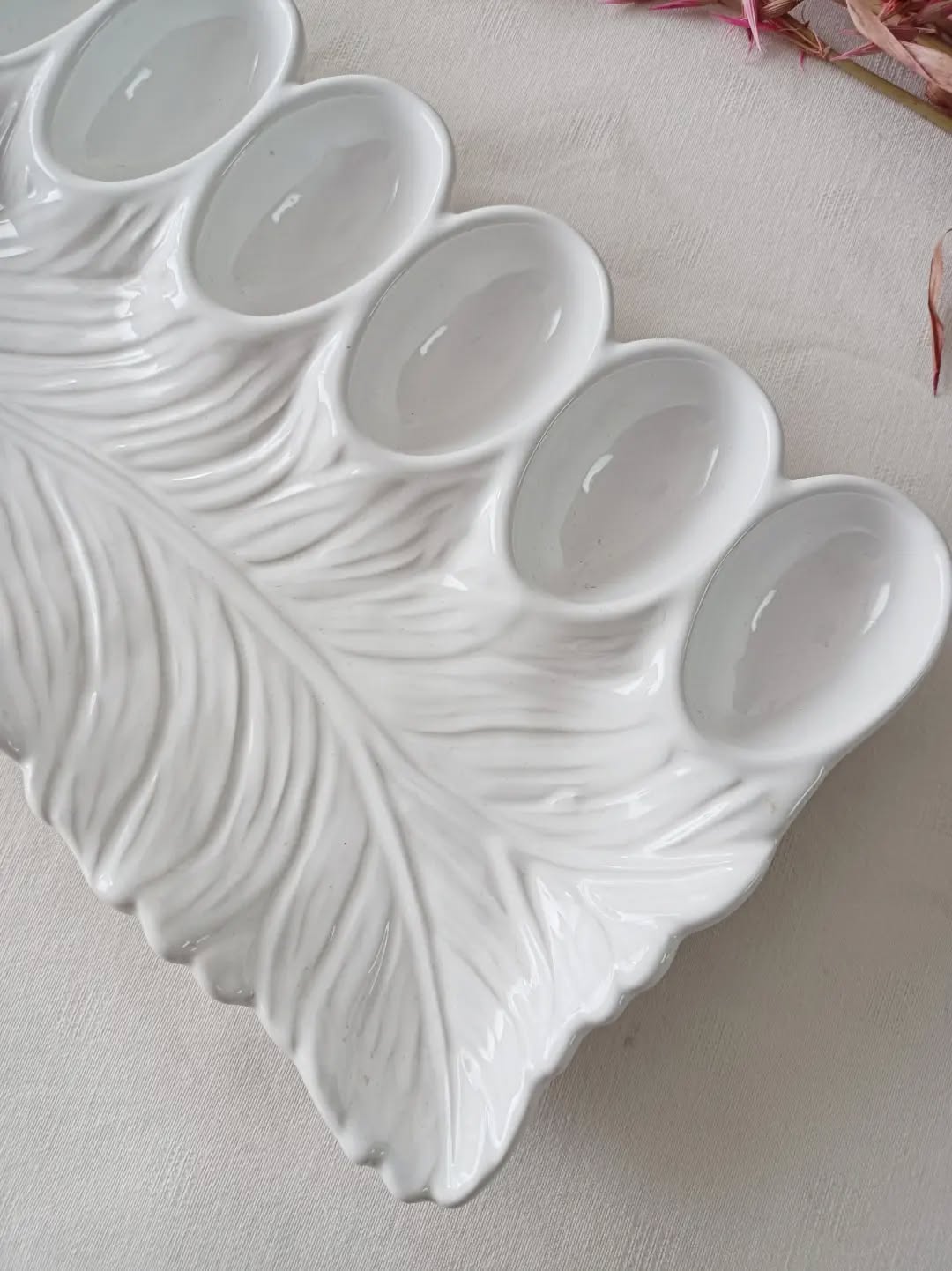 🥚 Le plat parfait pour celles et ceux qui pensent que les œufs mayo méritent un vrai décor.
Voici un plat à œufs en majolique portugaise, estampillé Subtil, en faïence blanche avec ses emplacements dédiés pour présenter 6 œufs… et une jolie feuille en barbotine sur le côté pour accueillir crudités, salade ou accompagnement.
Autrement dit : le plat qui transforme une entrée toute simple en présentation digne d’un déjeuner de famille très chic.
👌 Excellent état
📏 28,5 x 17,5 cm – hauteur 5,5 cm
⚖️ 0,8 kg
🏷️ Prix : 35 € ❌ réservé ❌
📦 Retrait à l'atelier de Villeneuve d'Ascq, livraison possible sur la métropole lilloise ou envoi partout ailleurs !
#majolique #vaisselleancienne #platvintage #artdelatable #lesimparfaits
