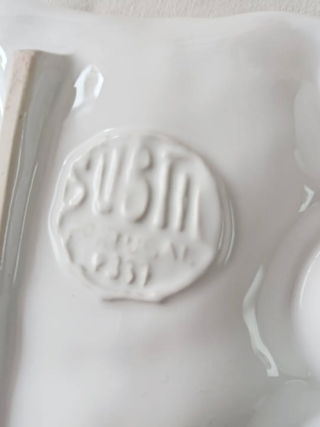 🥚 Le plat parfait pour celles et ceux qui pensent que les œufs mayo méritent un vrai décor.
Voici un plat à œufs en majolique portugaise, estampillé Subtil, en faïence blanche avec ses emplacements dédiés pour présenter 6 œufs… et une jolie feuille en barbotine sur le côté pour accueillir crudités, salade ou accompagnement.
Autrement dit : le plat qui transforme une entrée toute simple en présentation digne d’un déjeuner de famille très chic.
👌 Excellent état
📏 28,5 x 17,5 cm – hauteur 5,5 cm
⚖️ 0,8 kg
🏷️ Prix : 35 € ❌ réservé ❌
📦 Retrait à l'atelier de Villeneuve d'Ascq, livraison possible sur la métropole lilloise ou envoi partout ailleurs !
#majolique #vaisselleancienne #platvintage #artdelatable #lesimparfaits