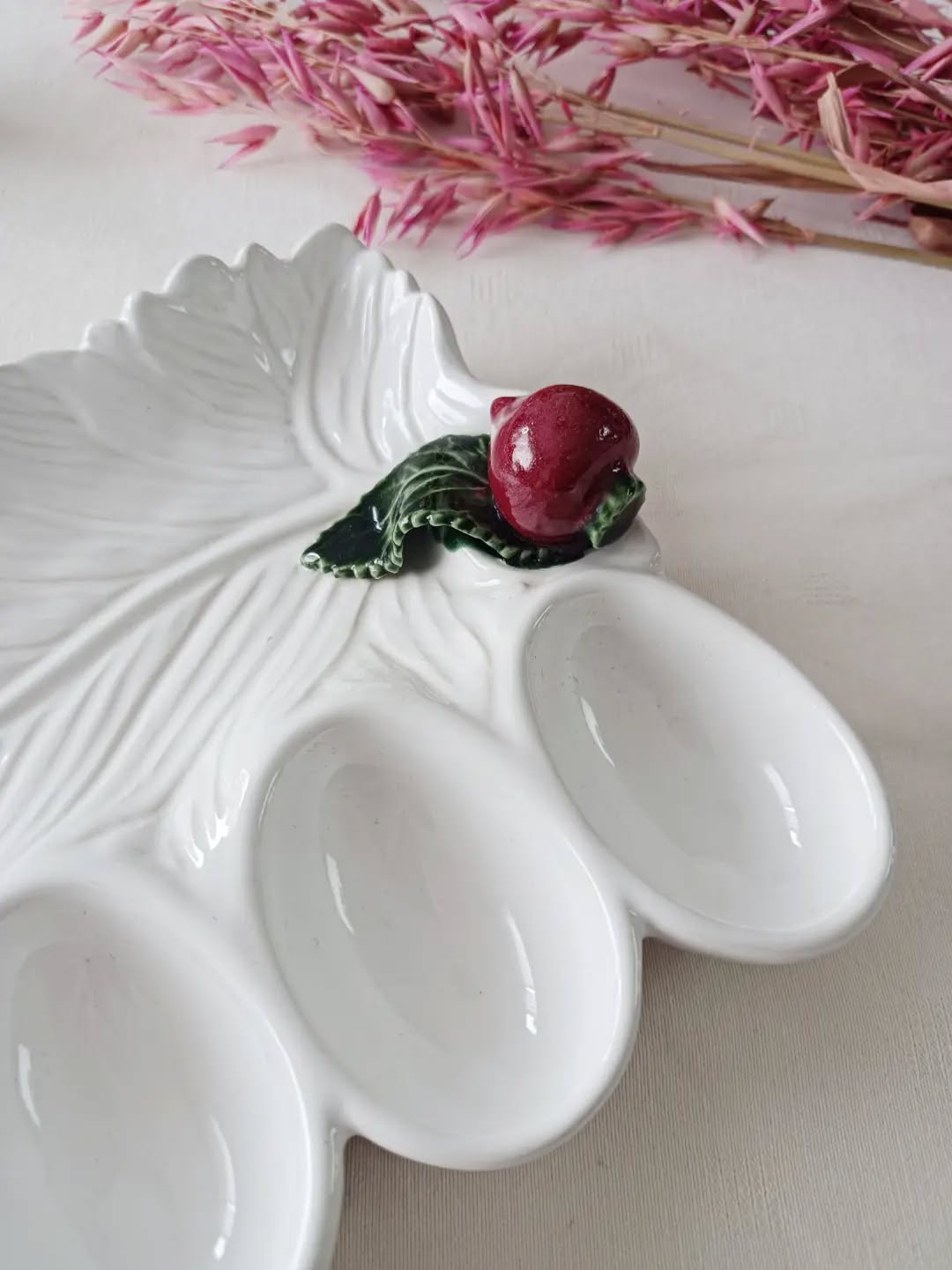 🥚 Le plat parfait pour celles et ceux qui pensent que les œufs mayo méritent un vrai décor.
Voici un plat à œufs en majolique portugaise, estampillé Subtil, en faïence blanche avec ses emplacements dédiés pour présenter 6 œufs… et une jolie feuille en barbotine sur le côté pour accueillir crudités, salade ou accompagnement.
Autrement dit : le plat qui transforme une entrée toute simple en présentation digne d’un déjeuner de famille très chic.
👌 Excellent état
📏 28,5 x 17,5 cm – hauteur 5,5 cm
⚖️ 0,8 kg
🏷️ Prix : 35 € ❌ réservé ❌
📦 Retrait à l'atelier de Villeneuve d'Ascq, livraison possible sur la métropole lilloise ou envoi partout ailleurs !
#majolique #vaisselleancienne #platvintage #artdelatable #lesimparfaits