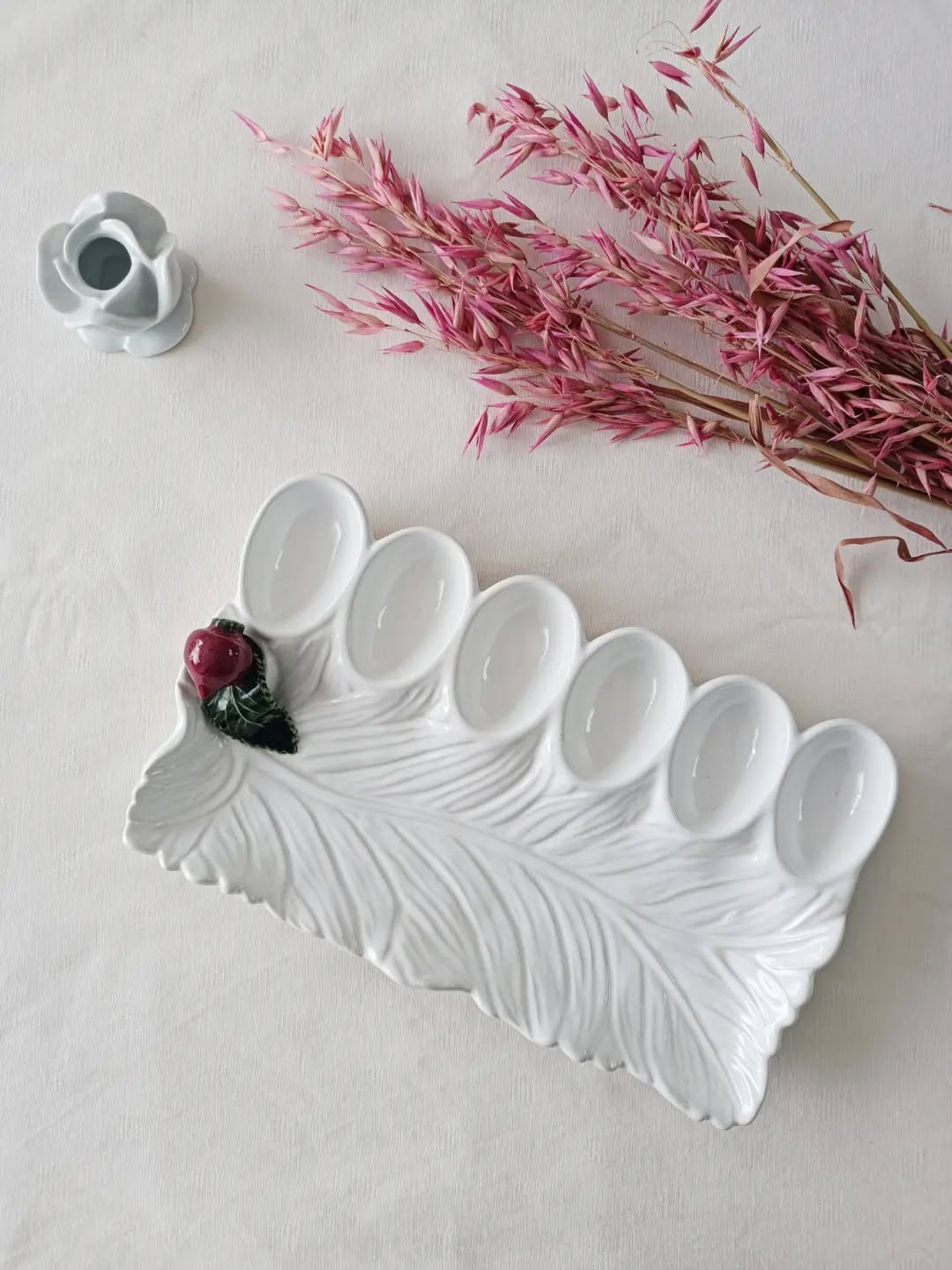 🥚 Le plat parfait pour celles et ceux qui pensent que les œufs mayo méritent un vrai décor.
Voici un plat à œufs en majolique portugaise, estampillé Subtil, en faïence blanche avec ses emplacements dédiés pour présenter 6 œufs… et une jolie feuille en barbotine sur le côté pour accueillir crudités, salade ou accompagnement.
Autrement dit : le plat qui transforme une entrée toute simple en présentation digne d’un déjeuner de famille très chic.
👌 Excellent état
📏 28,5 x 17,5 cm – hauteur 5,5 cm
⚖️ 0,8 kg
🏷️ Prix : 35 € ❌ réservé ❌
📦 Retrait à l'atelier de Villeneuve d'Ascq, livraison possible sur la métropole lilloise ou envoi partout ailleurs !
#majolique #vaisselleancienne #platvintage #artdelatable #lesimparfaits